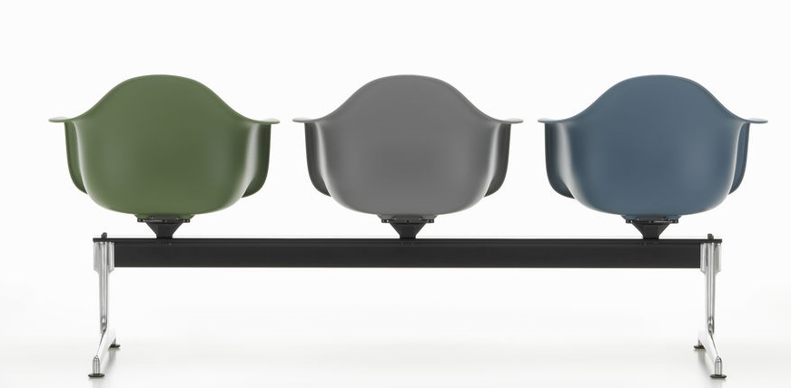 Eames Plastic Armchair RE auf Traverse Vitra