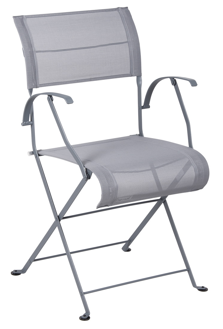 Grauer Dune Premium Stuhl von Fermob für den Außenbereich, klappbar mit Armlehnen.