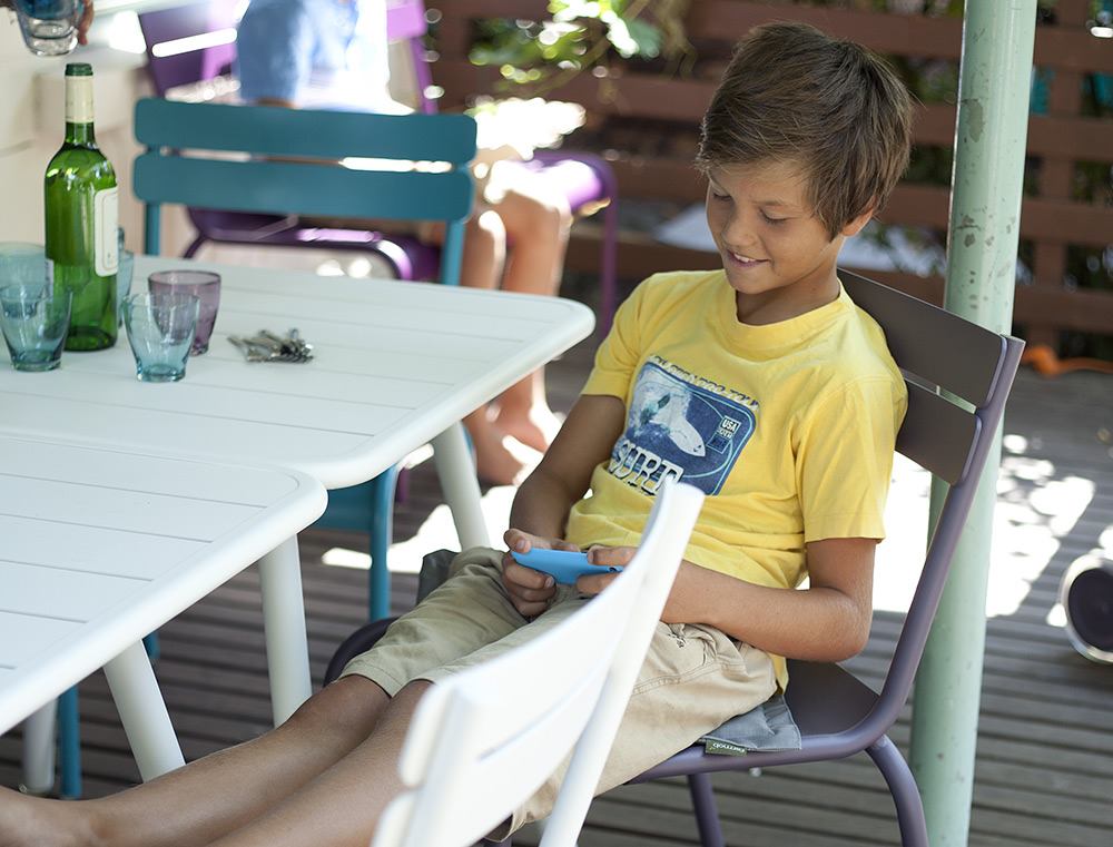 Weißer Luxembourg Outdoor Tisch mit Vierfußgestell von Fermob, ideal für Garten und Terrasse.