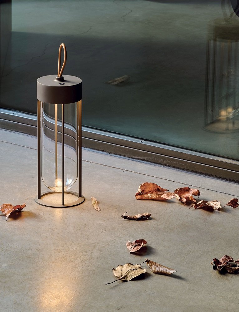 Flos In Vitro Unplugged Akkuleuchte in Weiß: Moderne Tischleuchte mit Glaszylinder und Tragegriff.