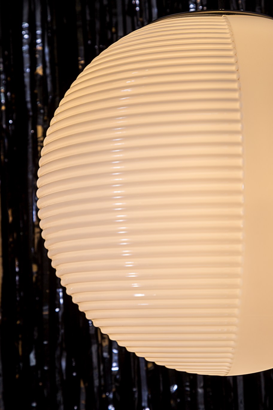 Detailaufnahme der Stellar Pendelleuchte von Pulpo in Rauchgrau, modernes Design, Wohnzimmerlampe.