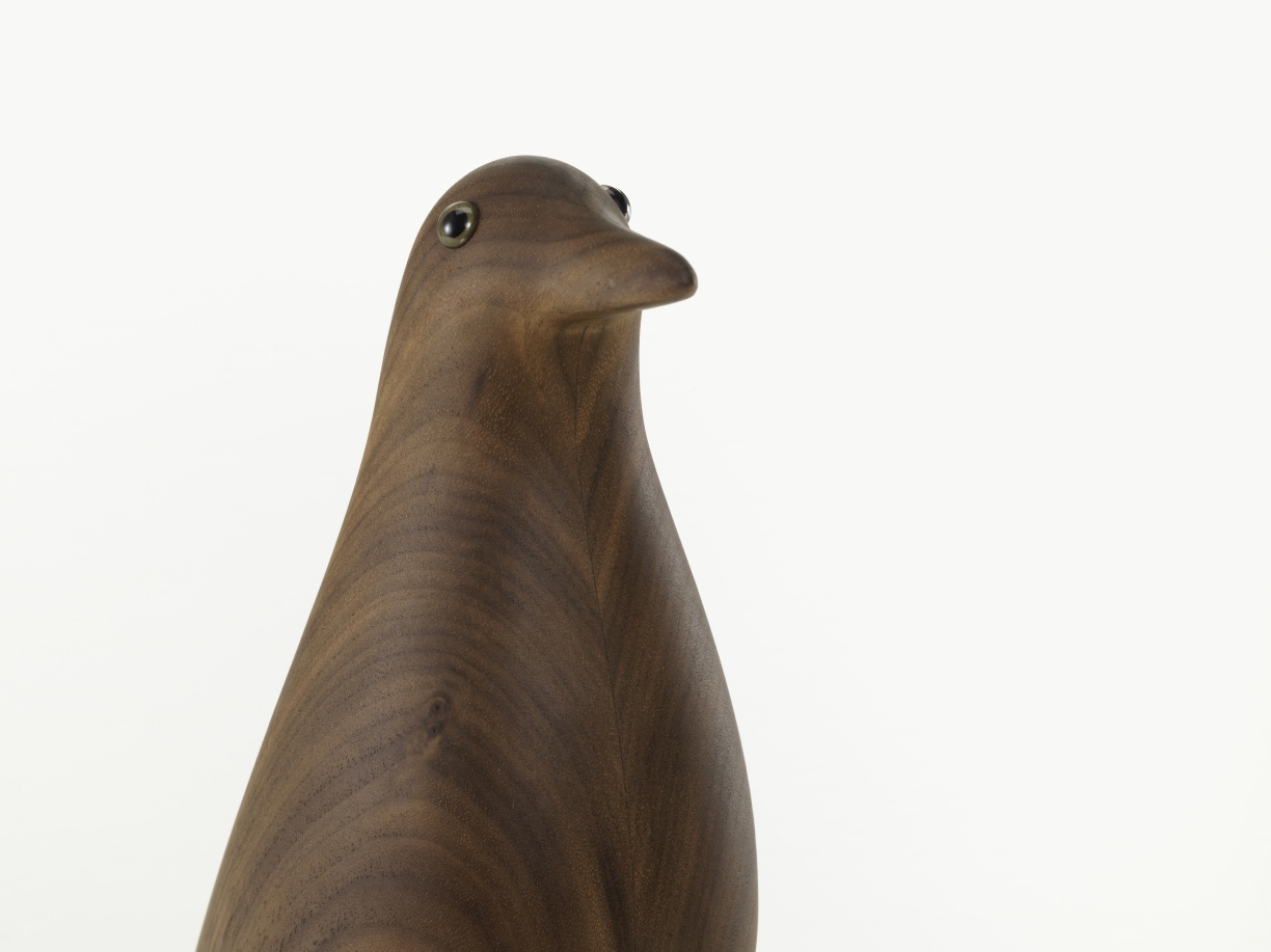 Eames House Bird Skulptur Nussbaum Vitra