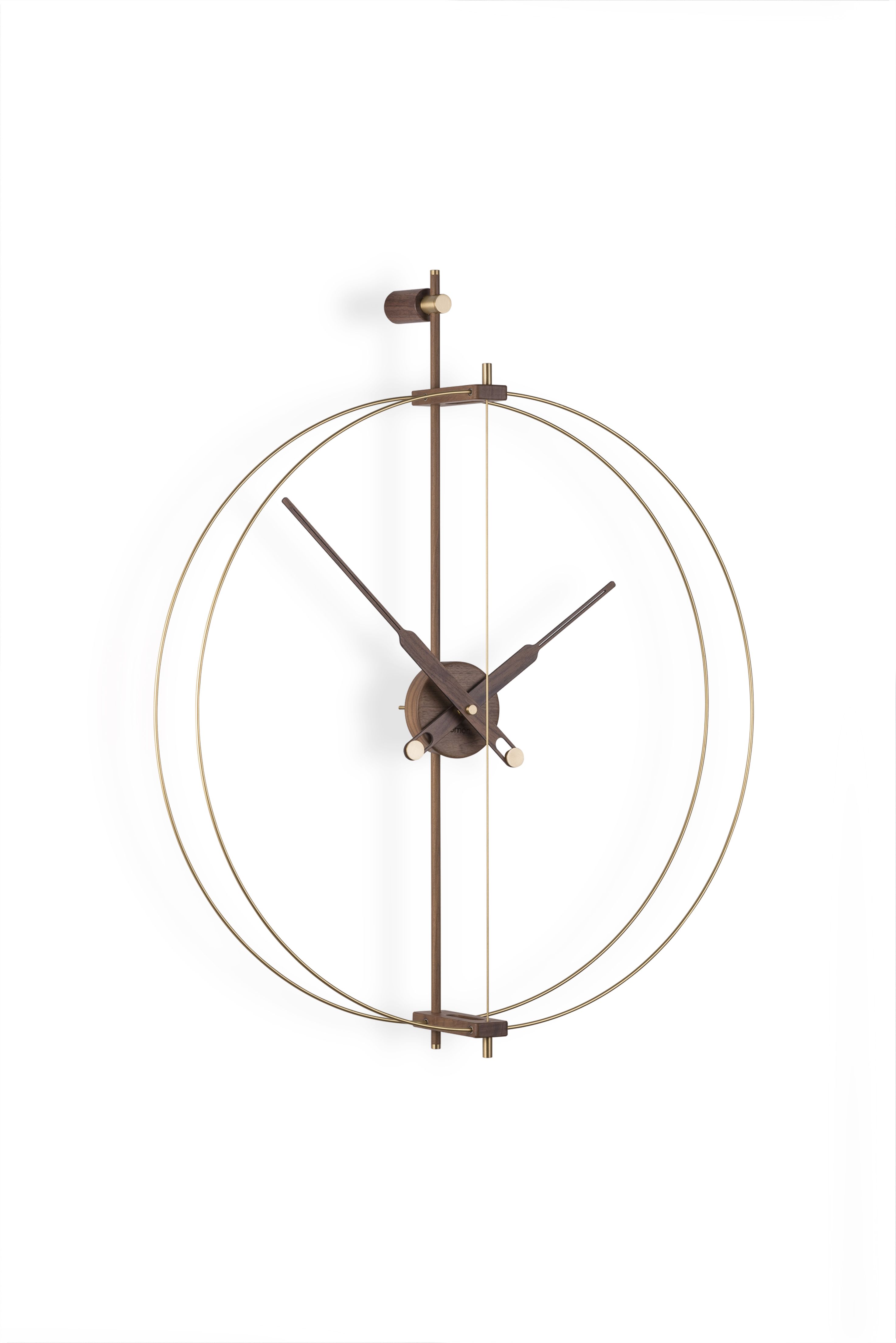 Nomon Barcelona Gold Wanduhr, modernes Design mit goldenem Rahmen und Holzdetails.