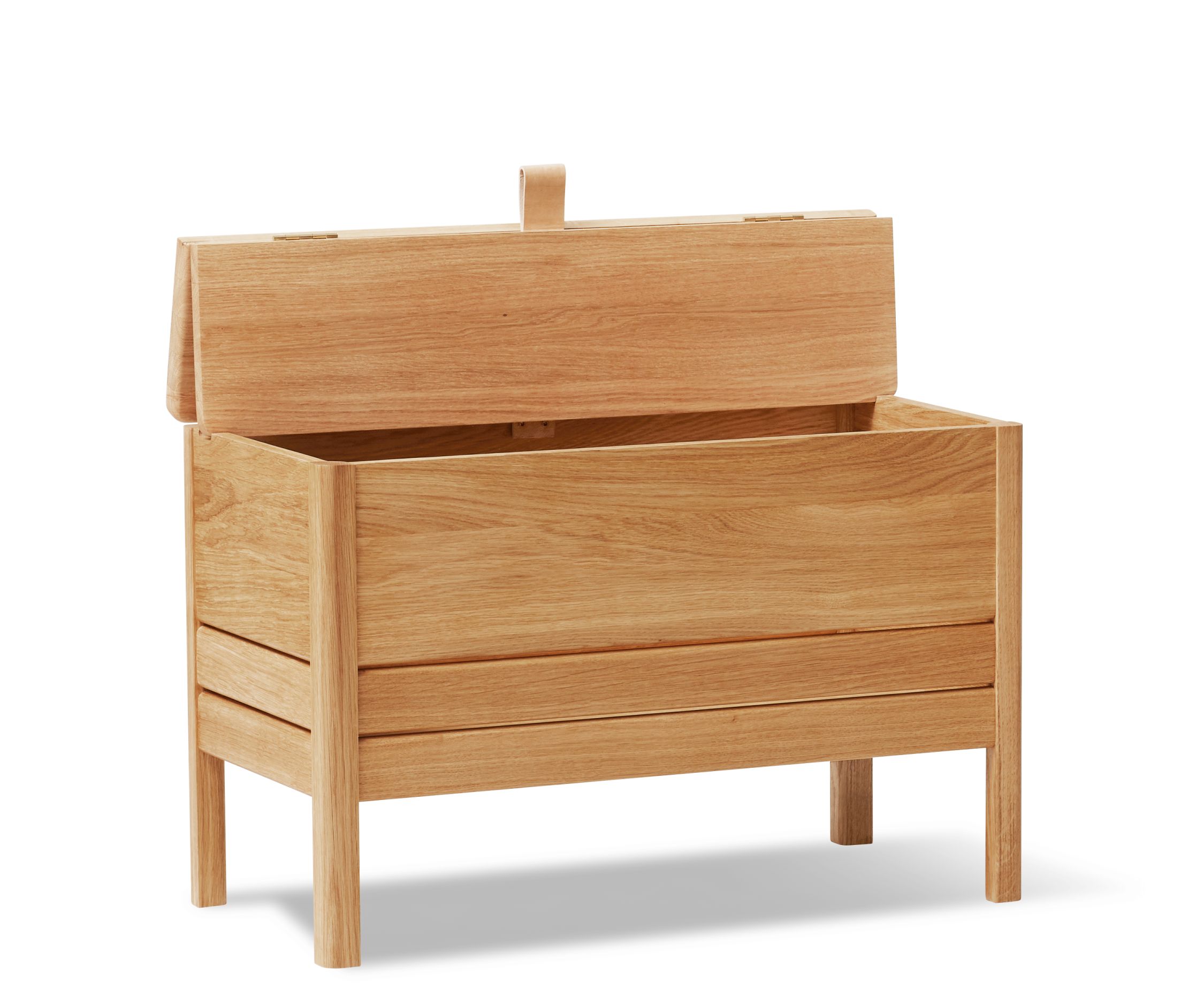 A Line Storage Box Truhenbank aus Eiche mit geöffnetem Deckel, ideal zur Aufbewahrung.