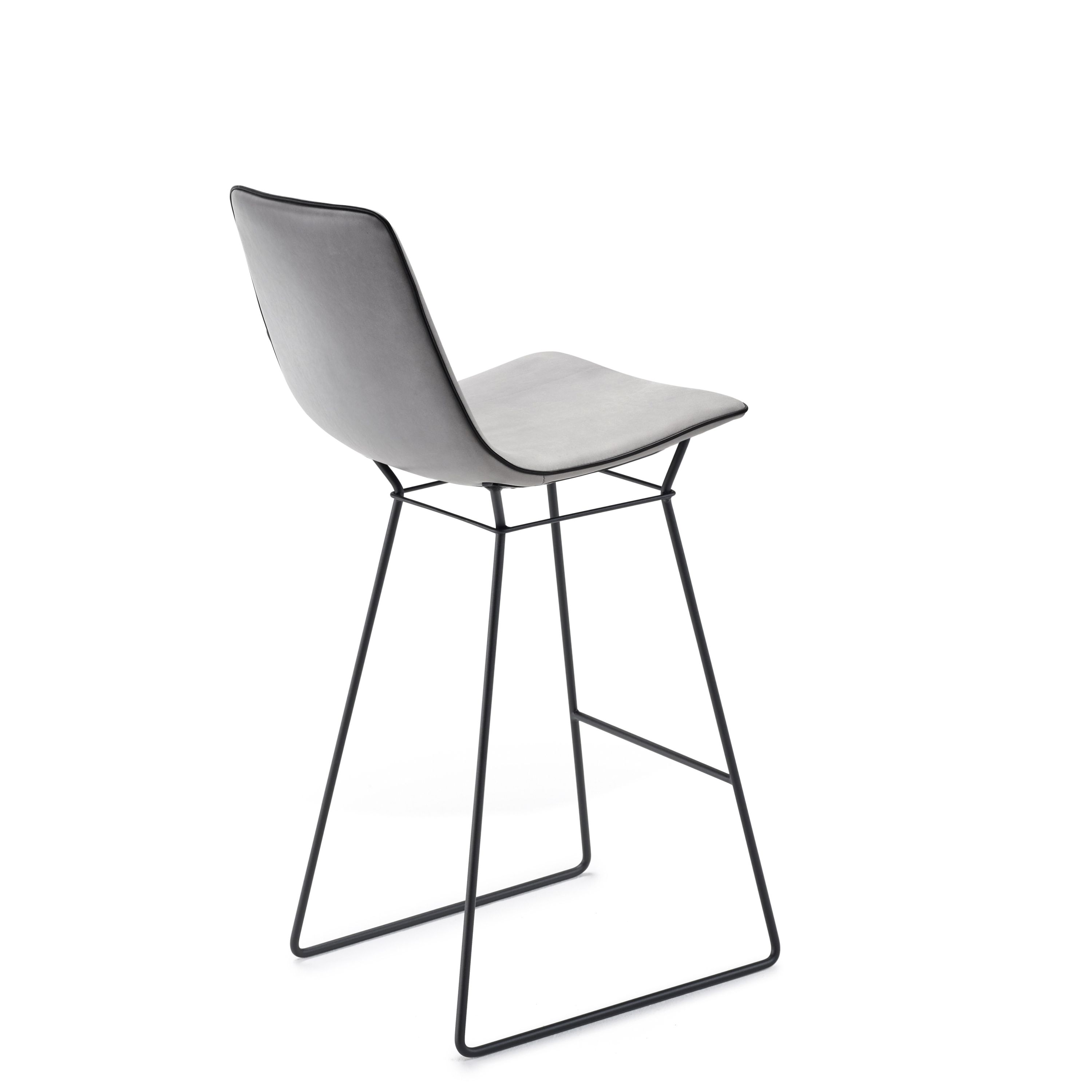 Amelie Thekenhocker mit hoher Rückenlehne von Freifrau Manufaktur, grauer Bezug und schwarzes Gestell.
