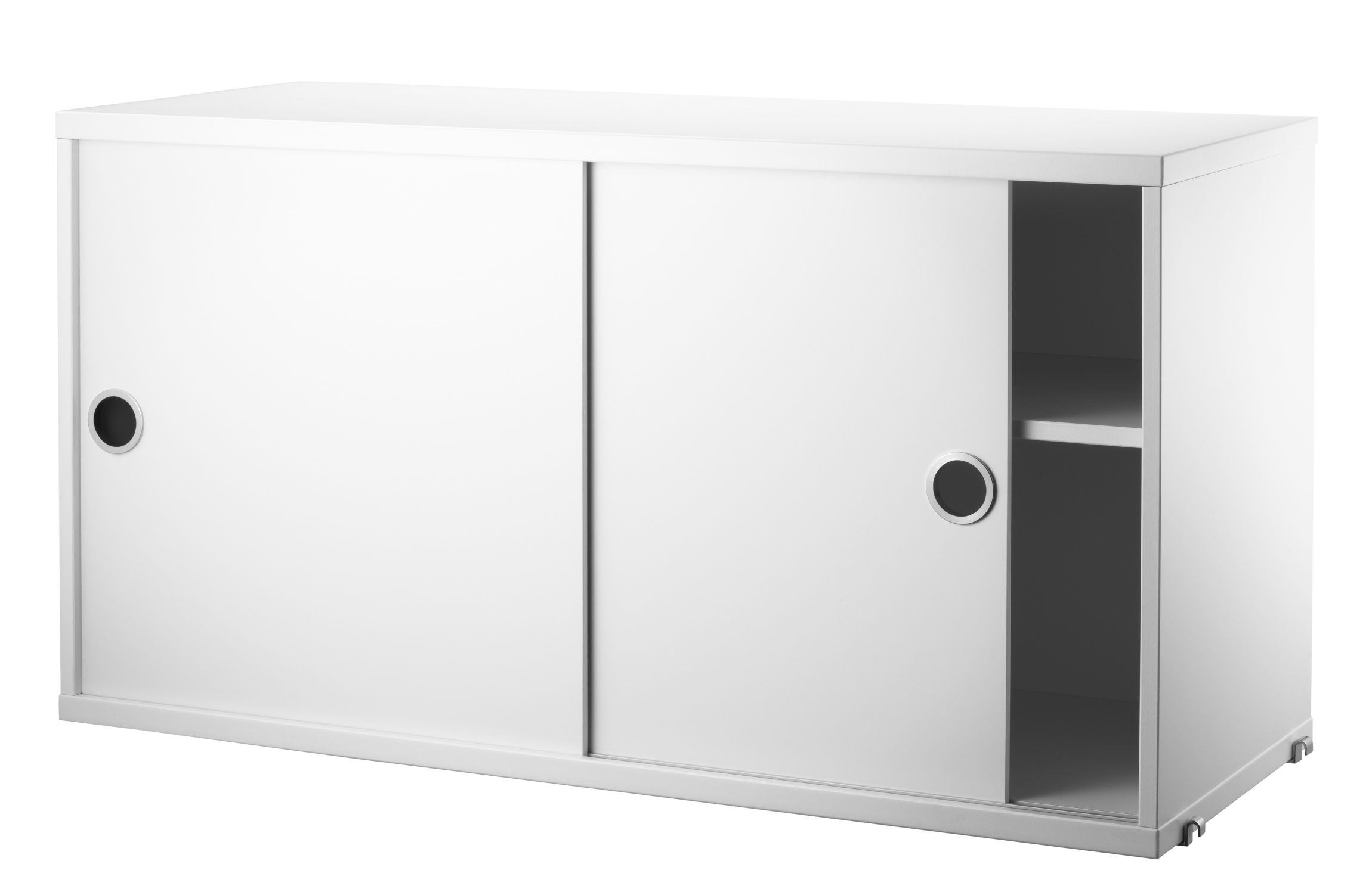 Weißes String Furniture Schrankelement mit Schiebetüren, teilweise geöffnet, mit Regalboden.