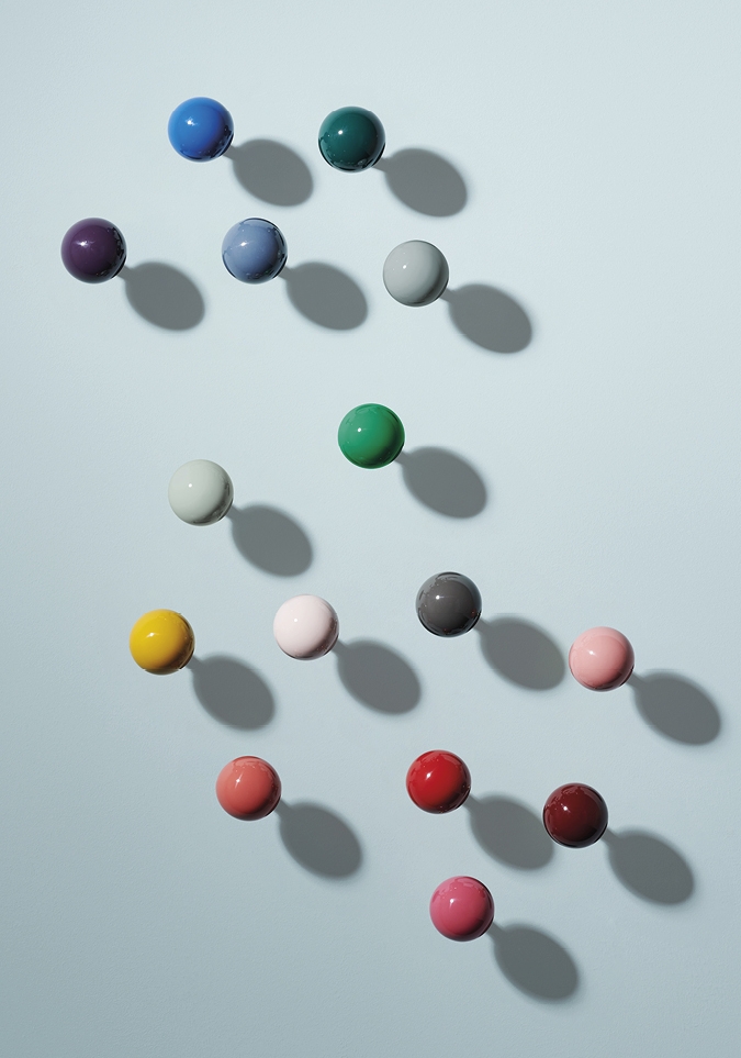 Schönbuch Dots Wandhaken: 15 farbige, runde Wandhaken als Deko-Element und Garderobe.