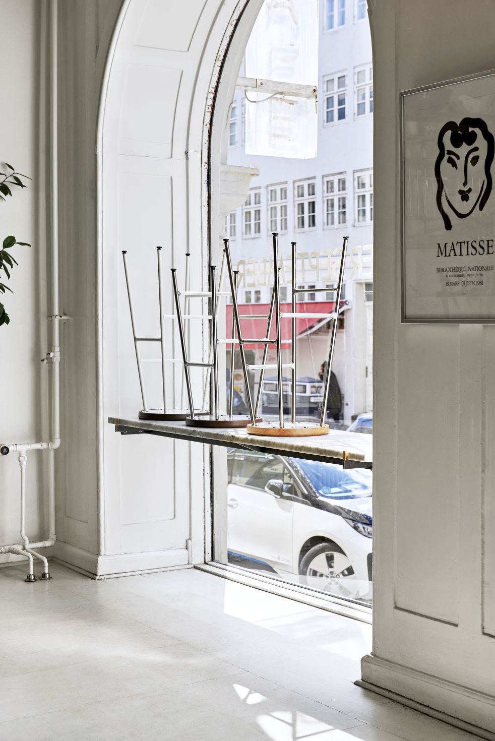 Umgedrehte Cornet Barhocker von Hay mit Holzfuß und Metallgestell, niedrige Ausführung, in einem Schaufenster.