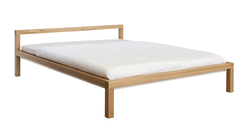 Hans Hansen Pure Bett aus Eiche, 180x200 cm, mit weißer Bettwäsche. Modernes Holzbett.