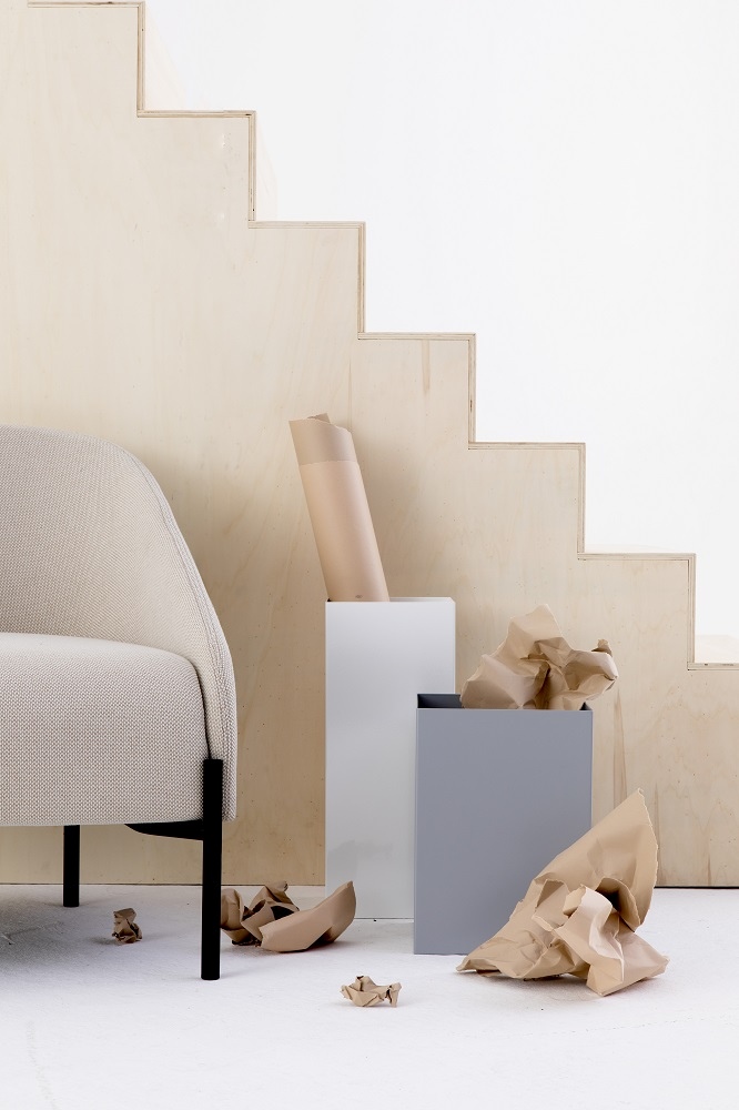 Quadratischer Papierkorb von Cascando in Grau und Weiß, gefüllt mit zerknittertem Papier.