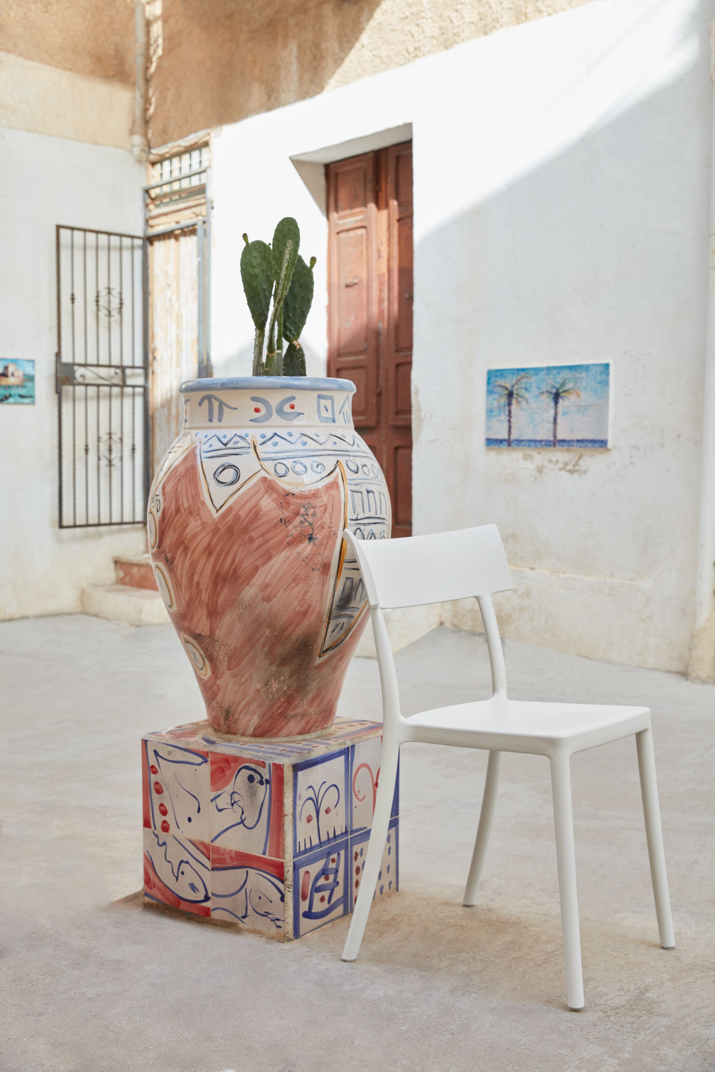 Weißer Catwalk Stuhl von Kartell, minimalistisches Design, ideal für Wohnzimmer und Esszimmer.