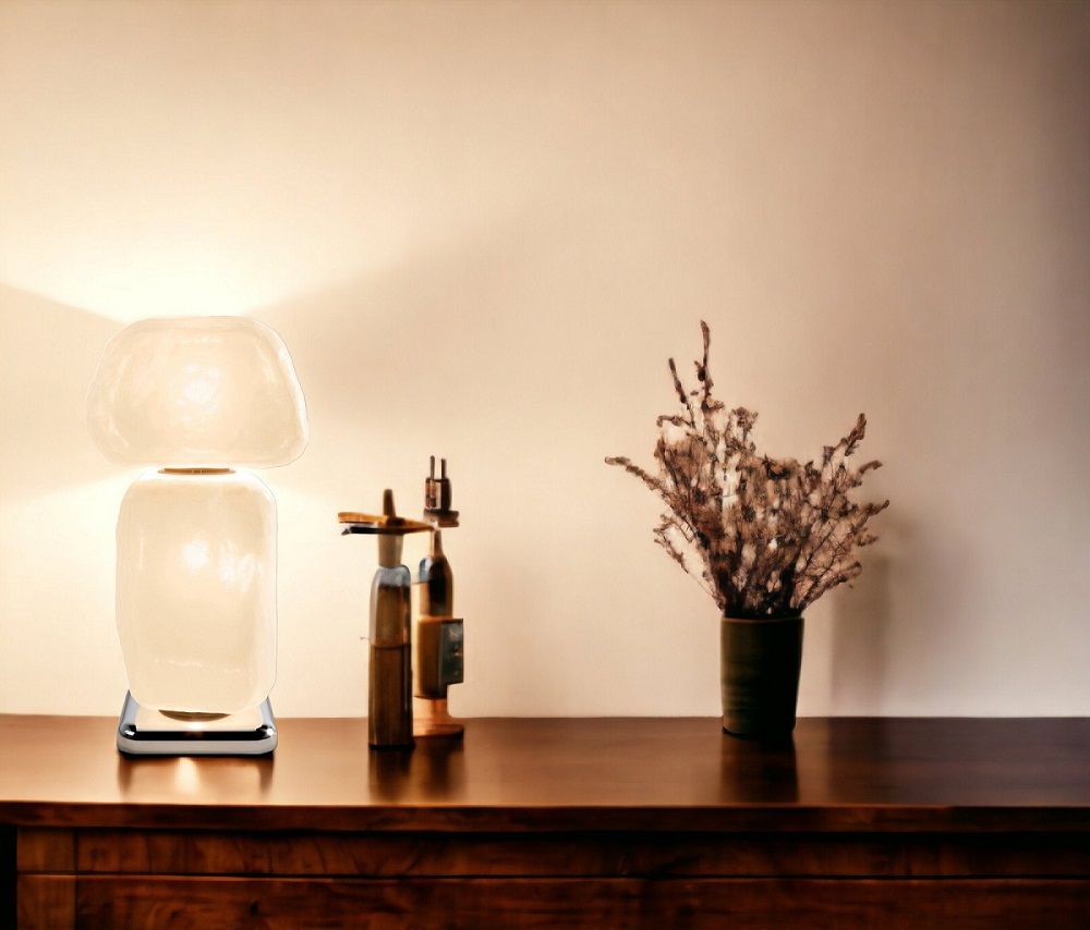 Nahaufnahme der modernen Cassina Tischleuchte "Wax, Stone, Light - Table II" auf einem Holztisch.