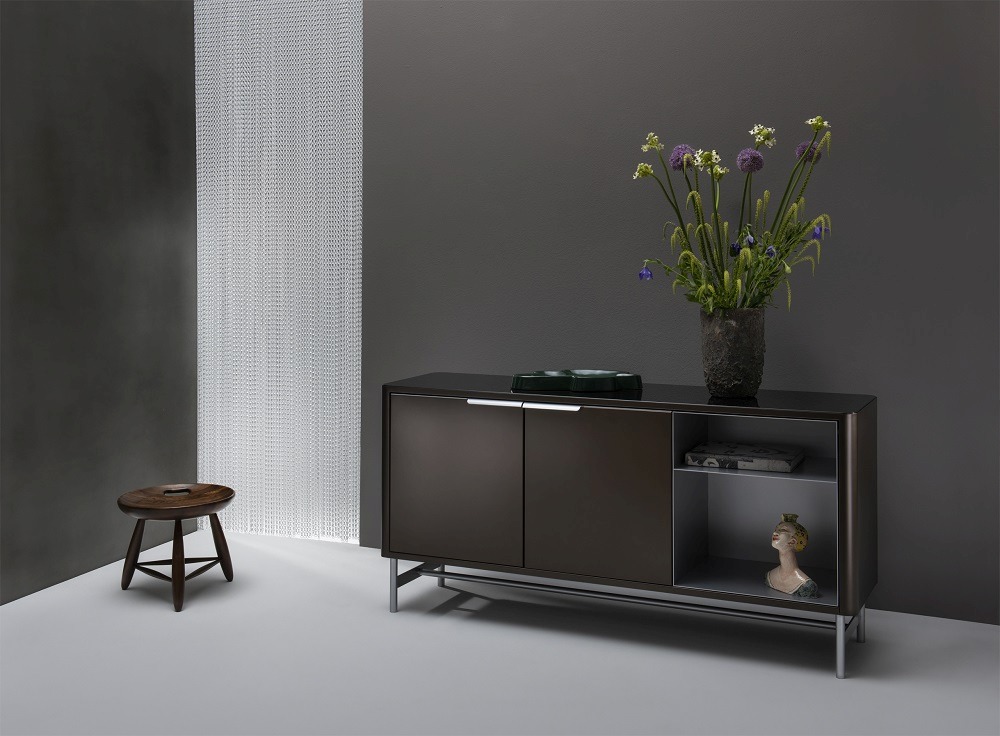 New Classic Line Sideboard S50 in Dunkelbronze von Müller Möbelfabrikation mit Deko.