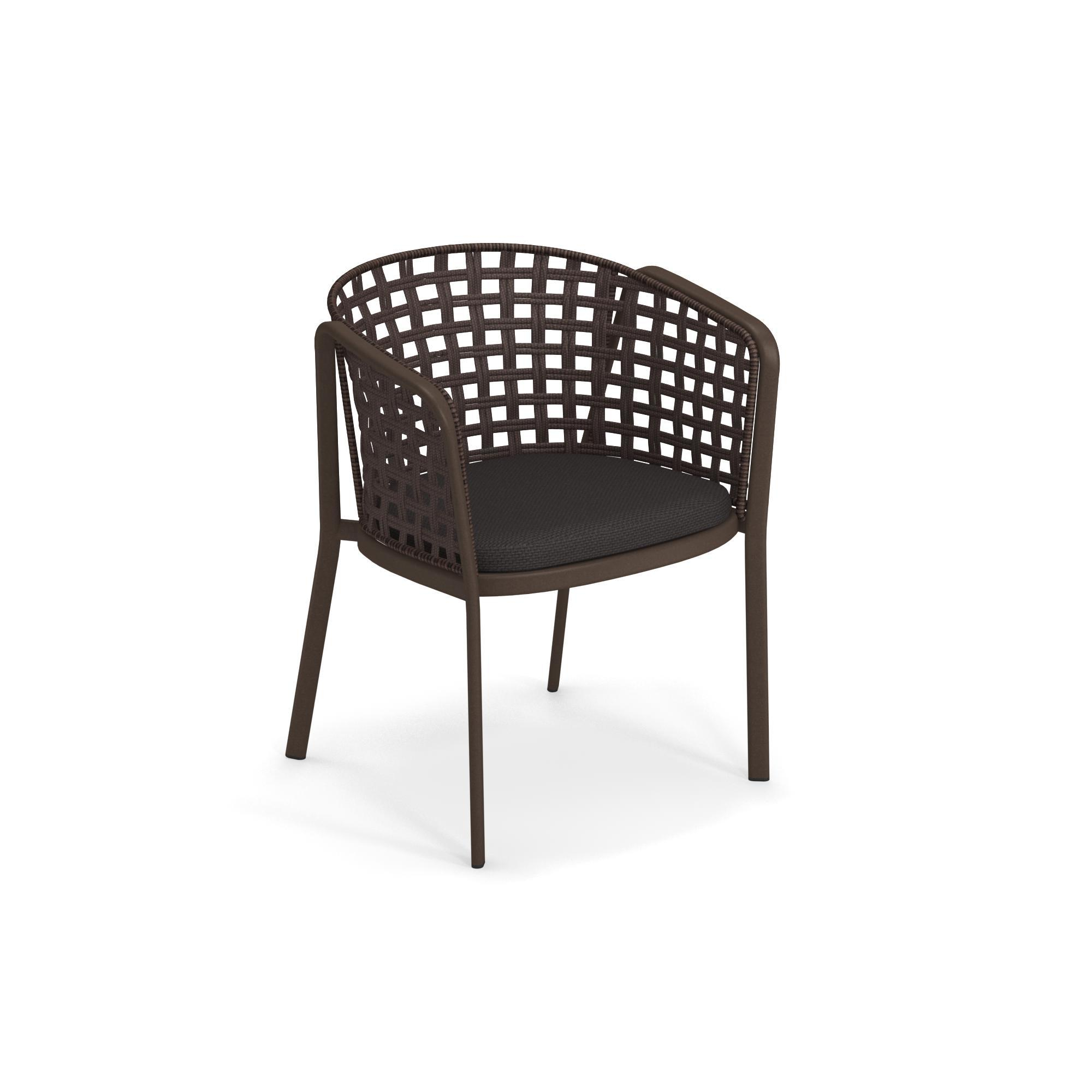 Emu Carousel Armlehnstuhl für den Außenbereich, braunes Geflecht mit dunklem Sitzkissen. Gartenmöbel für Terrasse.