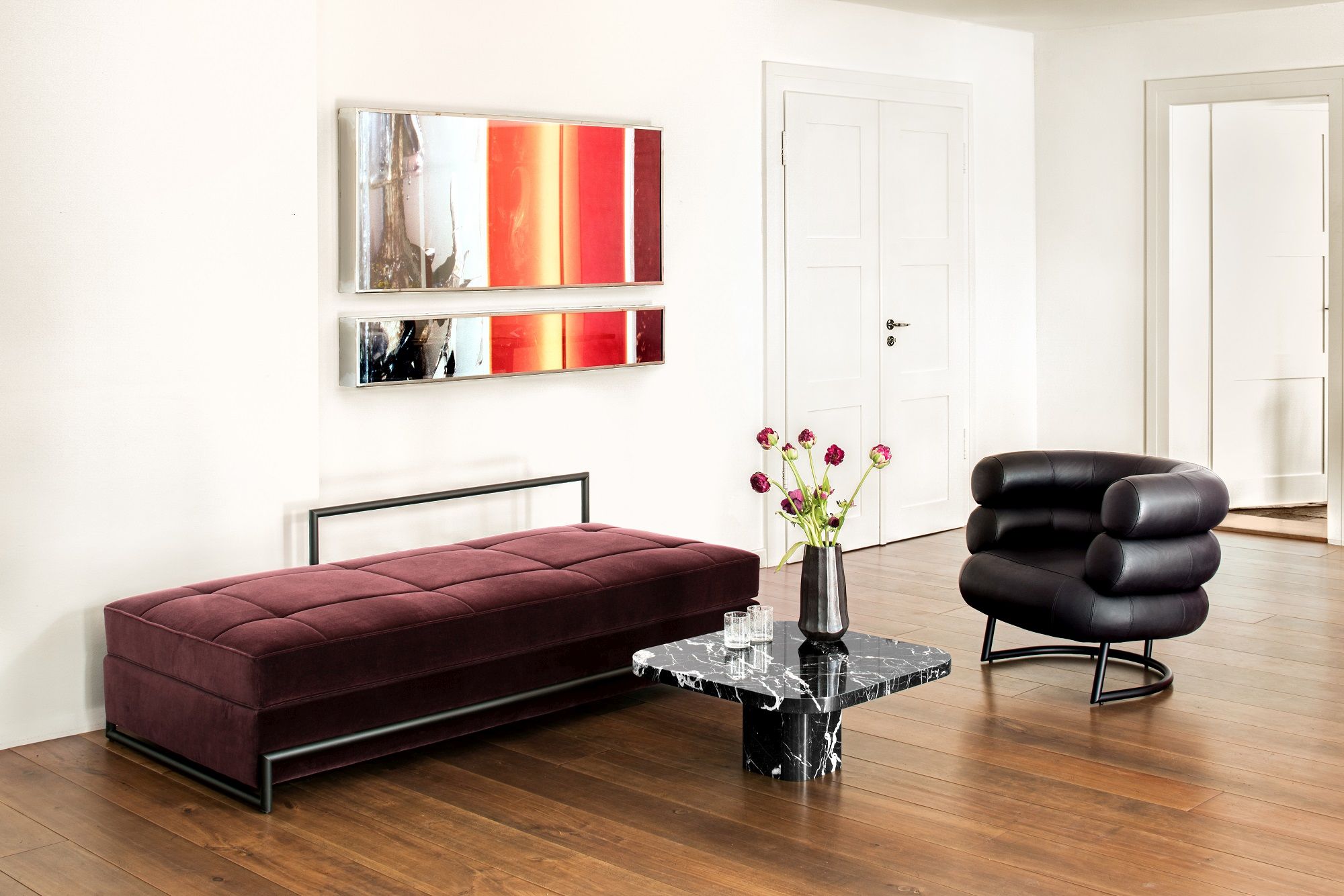 Day Bed Liege mit schwarzem Gestell und burgunderfarbenem Samtbezug, moderner Sessel und Marmortisch.