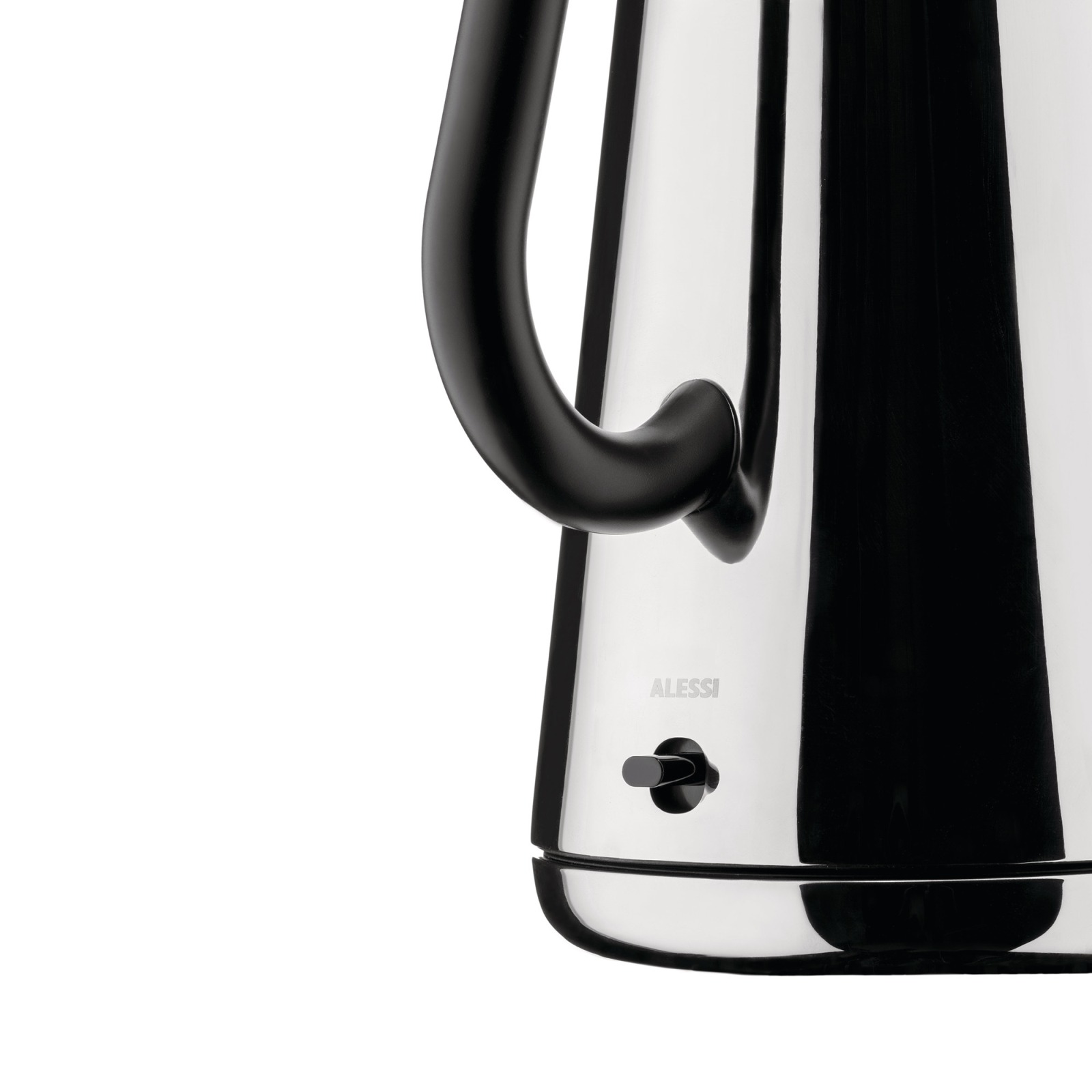 Detailaufnahme des Alessi Wasserkochers NE01 B Toru: Edelstahlkorpus, schwarzer Griff und Schalter.