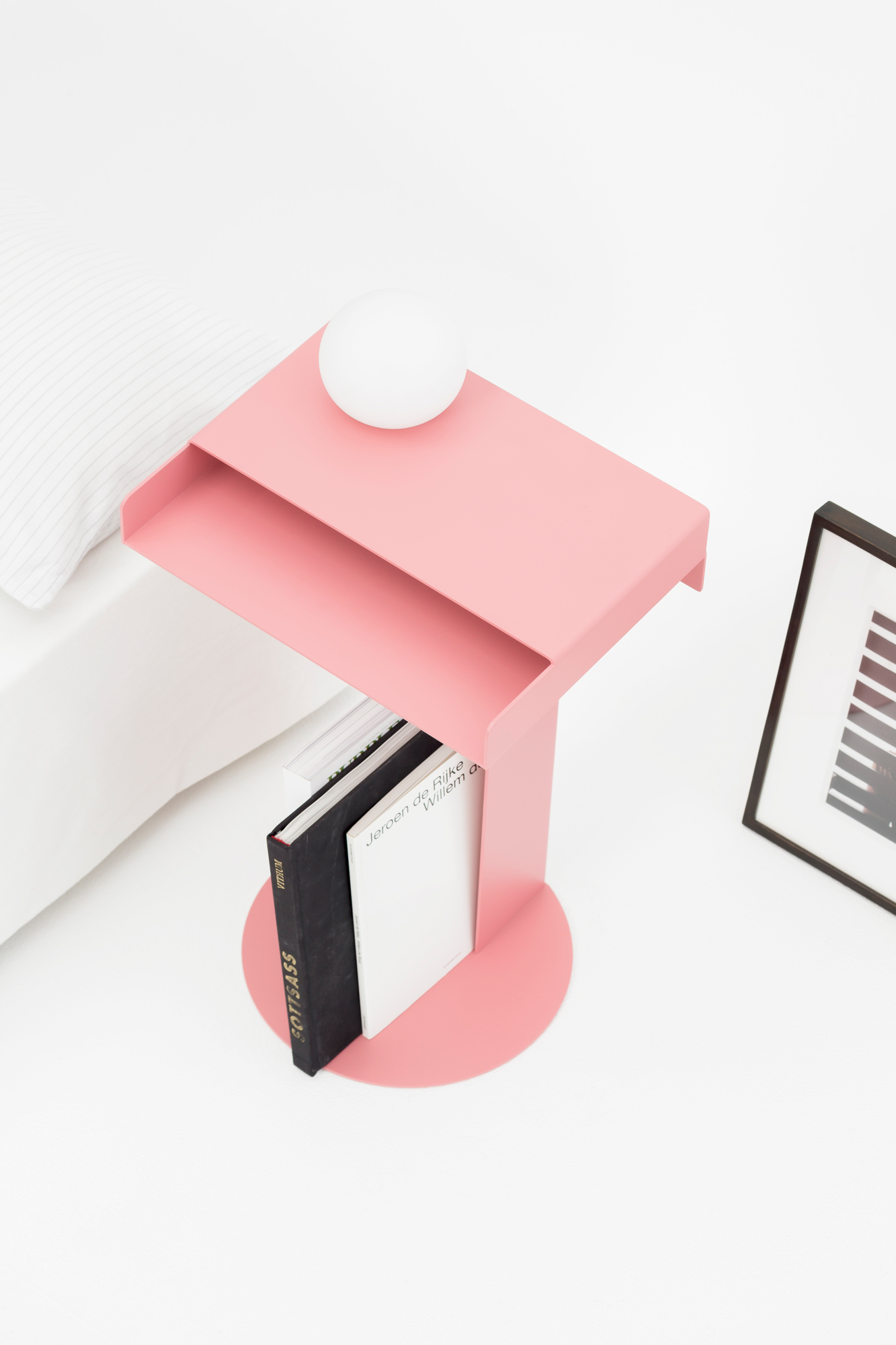 Rosa Meta Side Table von New Tendency, moderner Beistelltisch mit Ablage für Bücher.