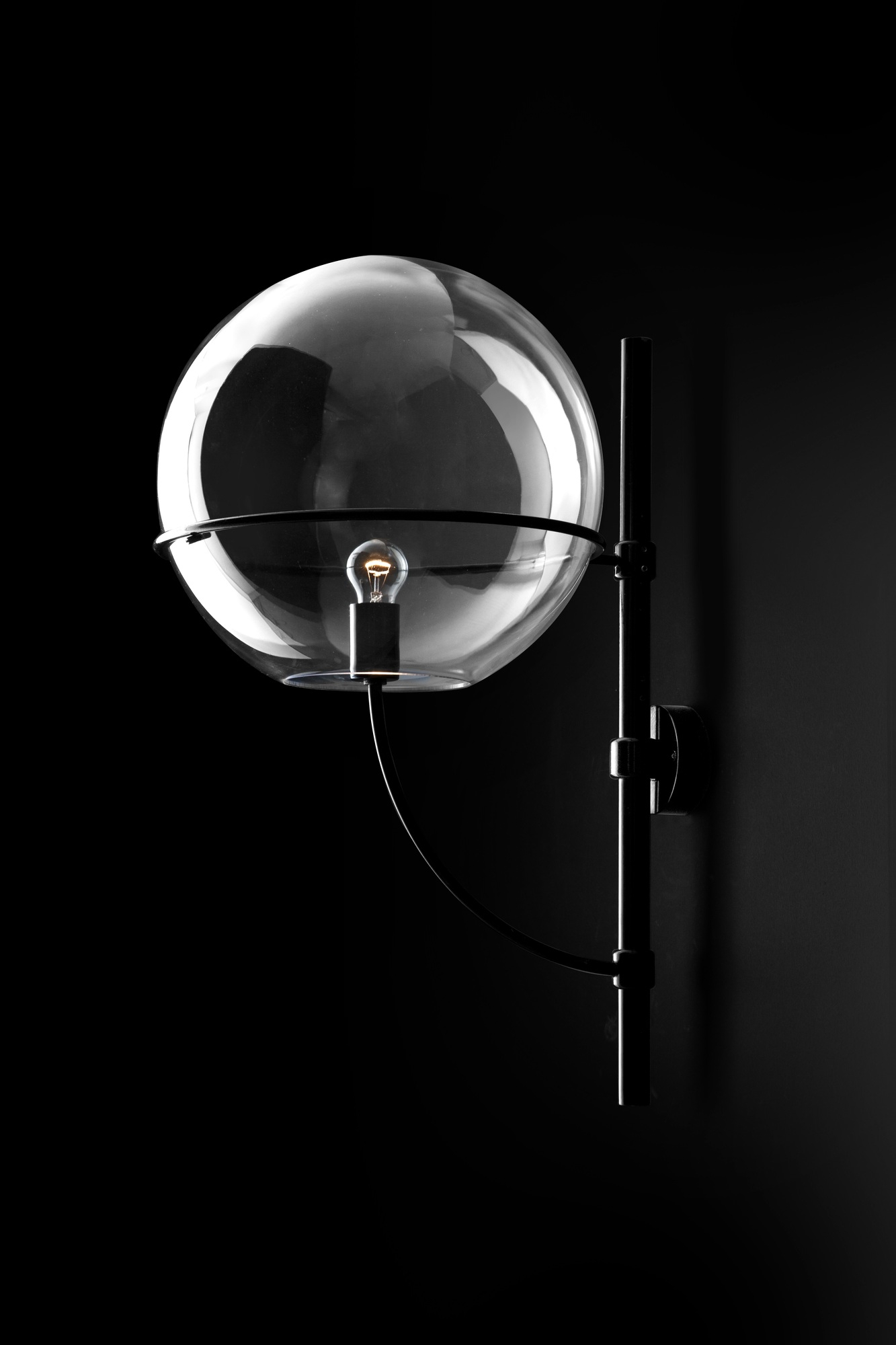 Lyndon Wandleuchte mit Glaskugel und schwarzem Metallrahmen für den Außenbereich.