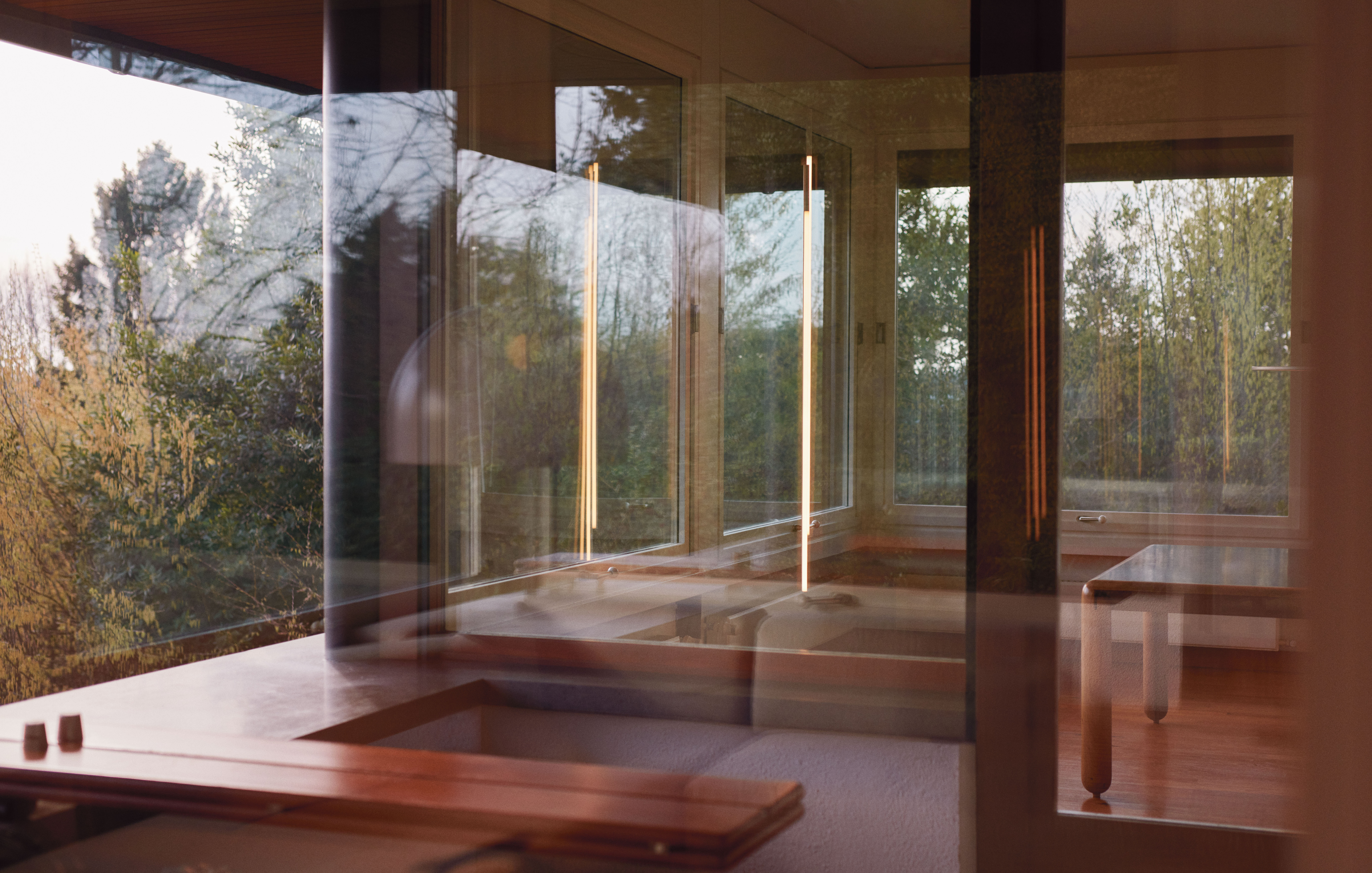 My Lines Hängeleuchte von Flos: Vertikale LED-Hängeleuchte in modernem Raum mit Fensterblick.