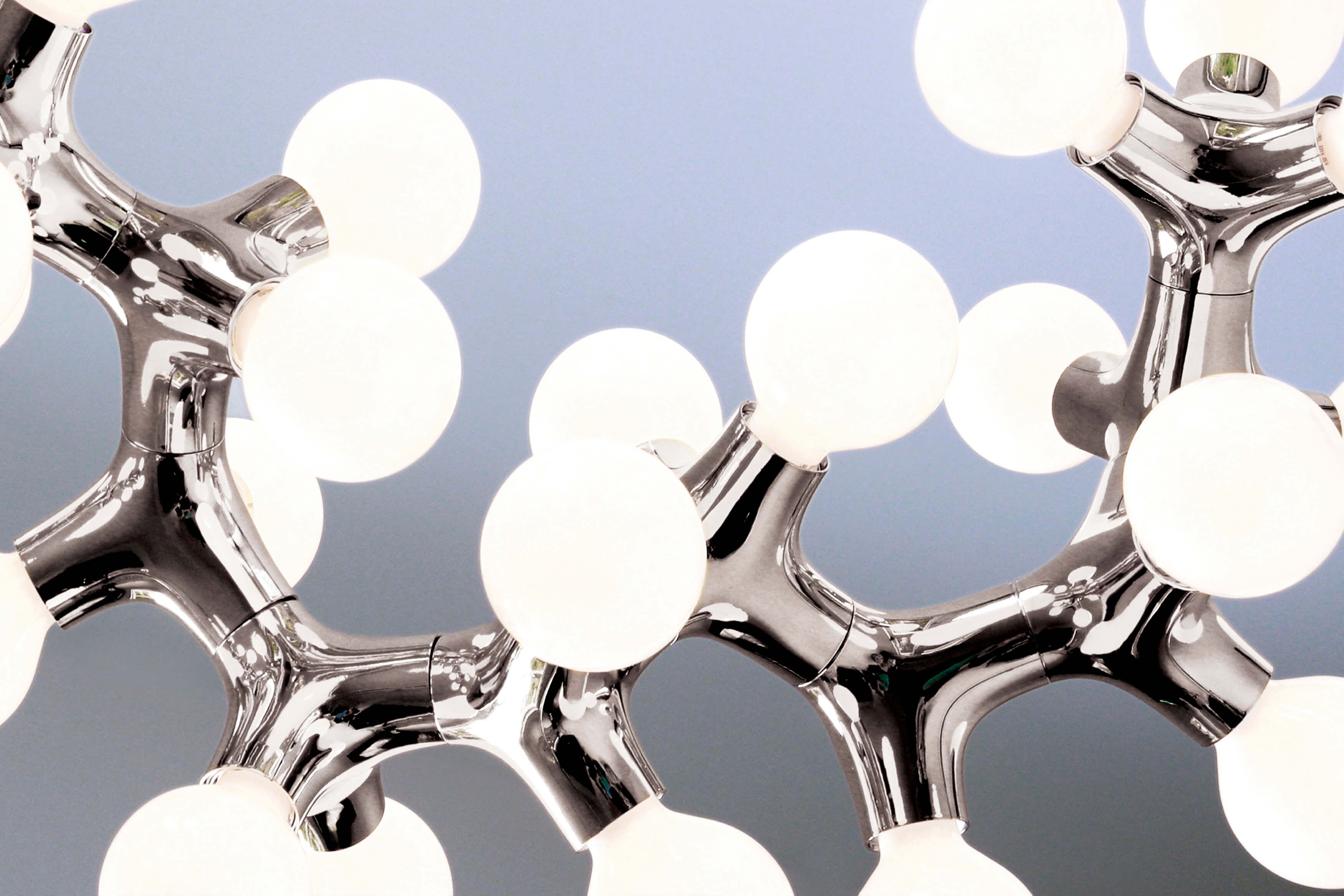 Detailaufnahme der DNA Pendelleuchte mit Chrom-Gestell und runden, weißen Leuchtkörpern. Moderne Deckenleuchte.