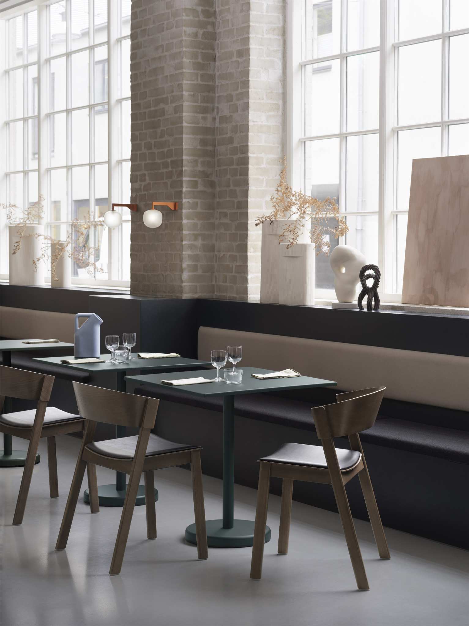 Mehrere Cover Side Chairs von Muuto in einem modernen Restaurant mit Tageslicht.