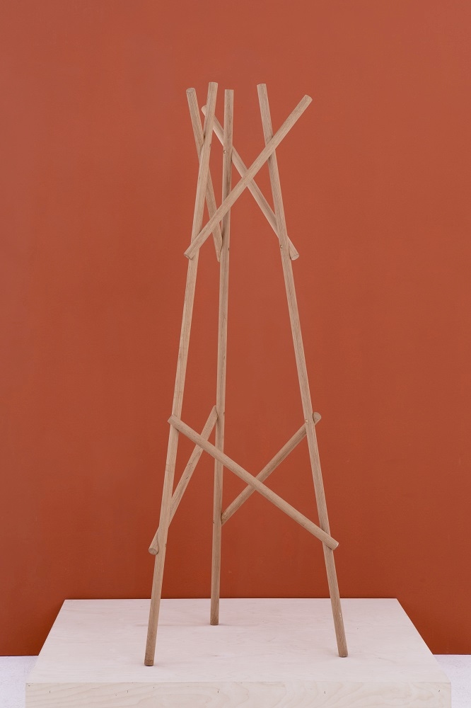 Kendo Garderobeständer aus Eiche Natur von Cascando: Moderner Holz-Garderobenständer für Flur und Büro.