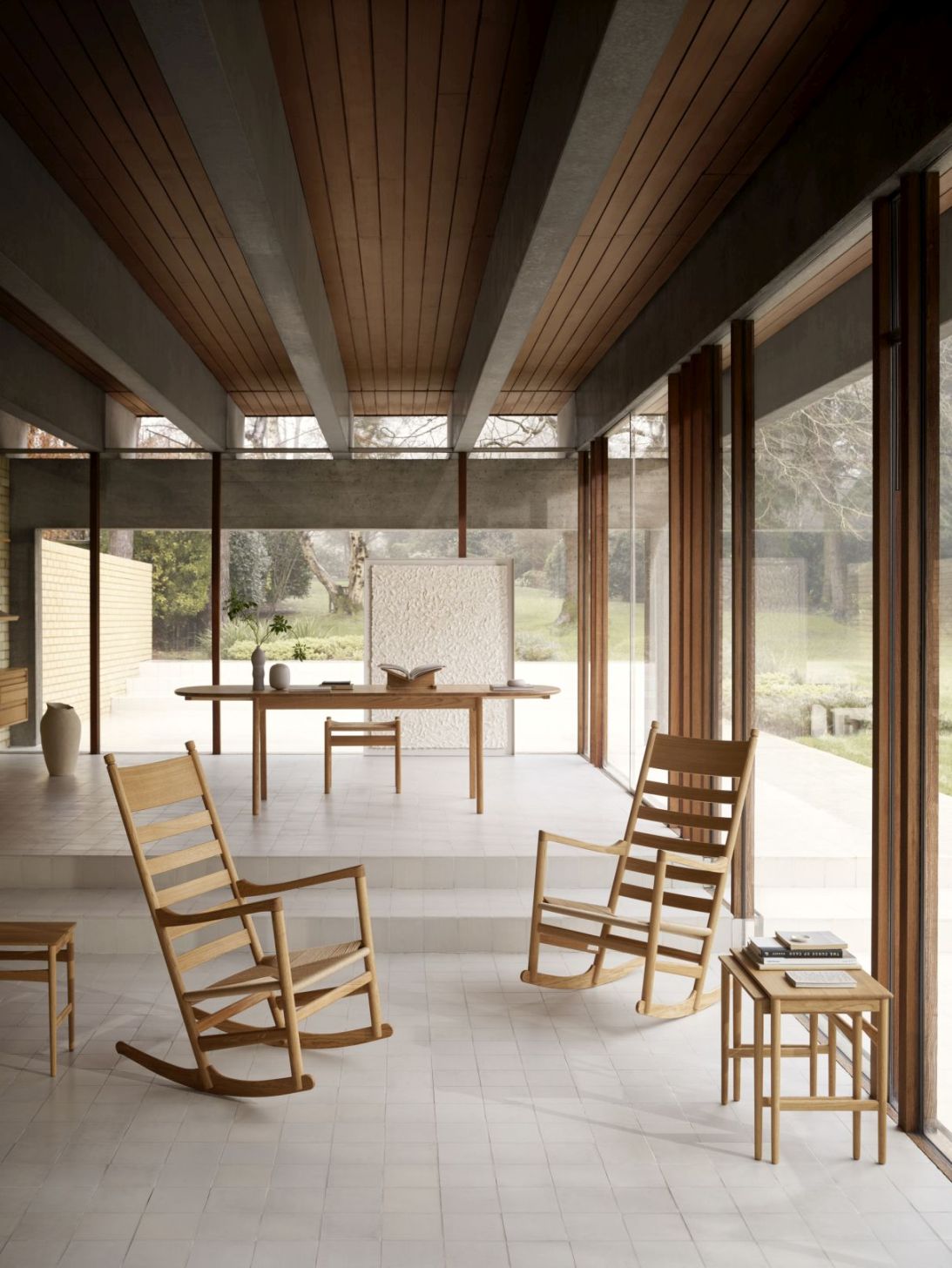 CH004 Carl Hansen & Søn Beistelltische 3er Set aus Eiche weiß geölt im Raum.