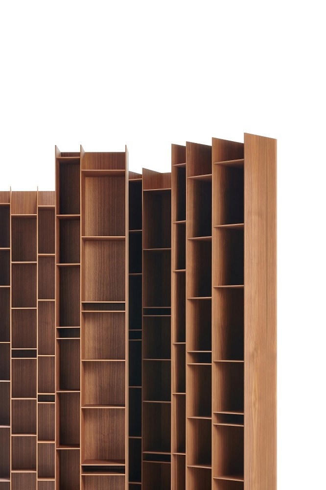 Detailansicht des Random Wood Bücherregals von MDF Italia, modernes Holzregal mit Fächern.