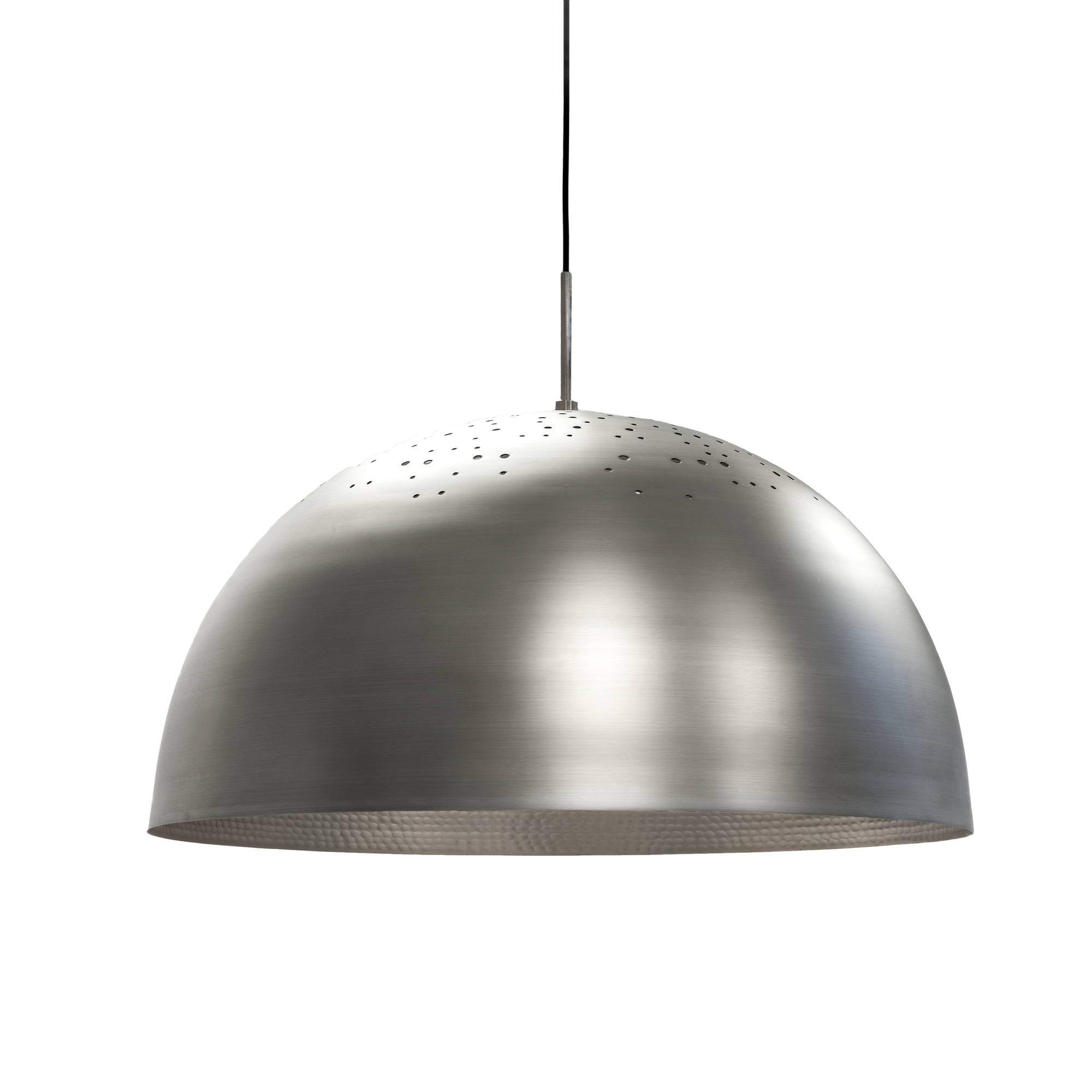 Große, silberne Shade Pendelleuchte von Mater mit kleinen Löchern für stimmungsvolle Beleuchtung.