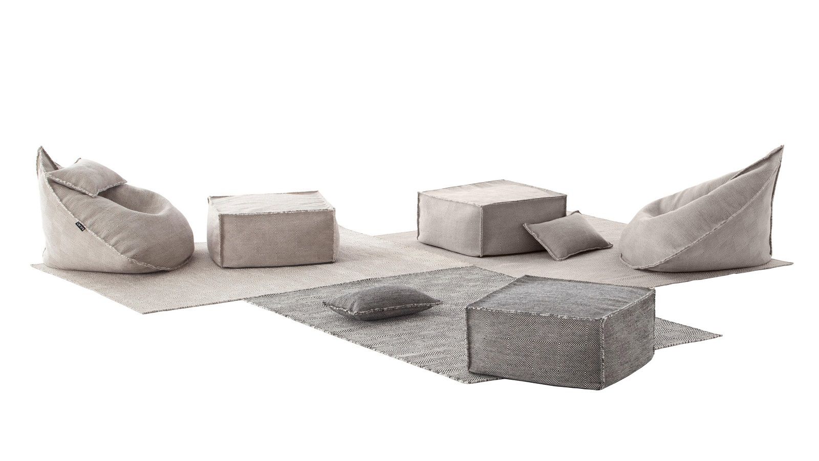 Sail Pouf Sitzsack Gan: Beige Sitzsäcke und Hocker mit geometrischem Muster auf passendem Teppich.