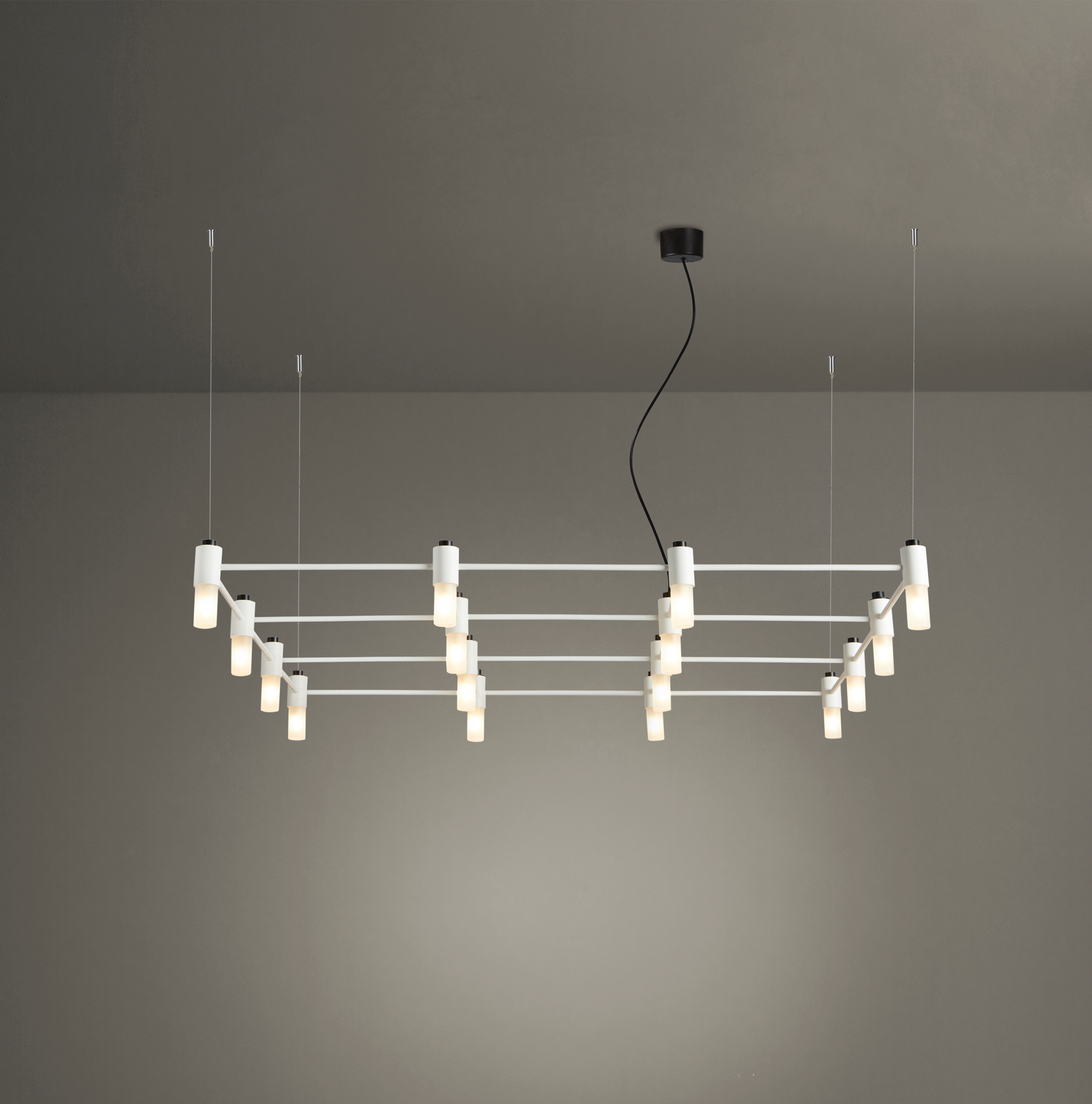 Tooy Quadrante Pendelleuchte: Moderne Hängelampe mit weißem Gestell und zylindrischen Leuchten.