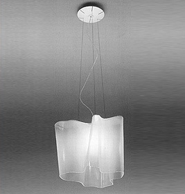 Logico Pendelleuchte: Moderne Hängelampe mit geschwungenem, weißem Glasschirm für stilvolle Beleuchtung im Raum.