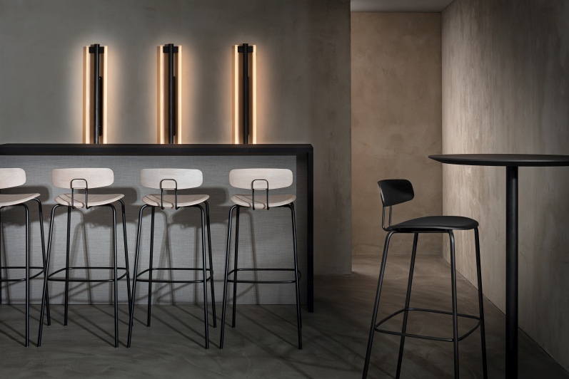 Vermu High Stehtisch Zeitraum mit Barhockern aus Holz und Metall, moderne Stehtisch-Lösung für Gastronomie und Büro.