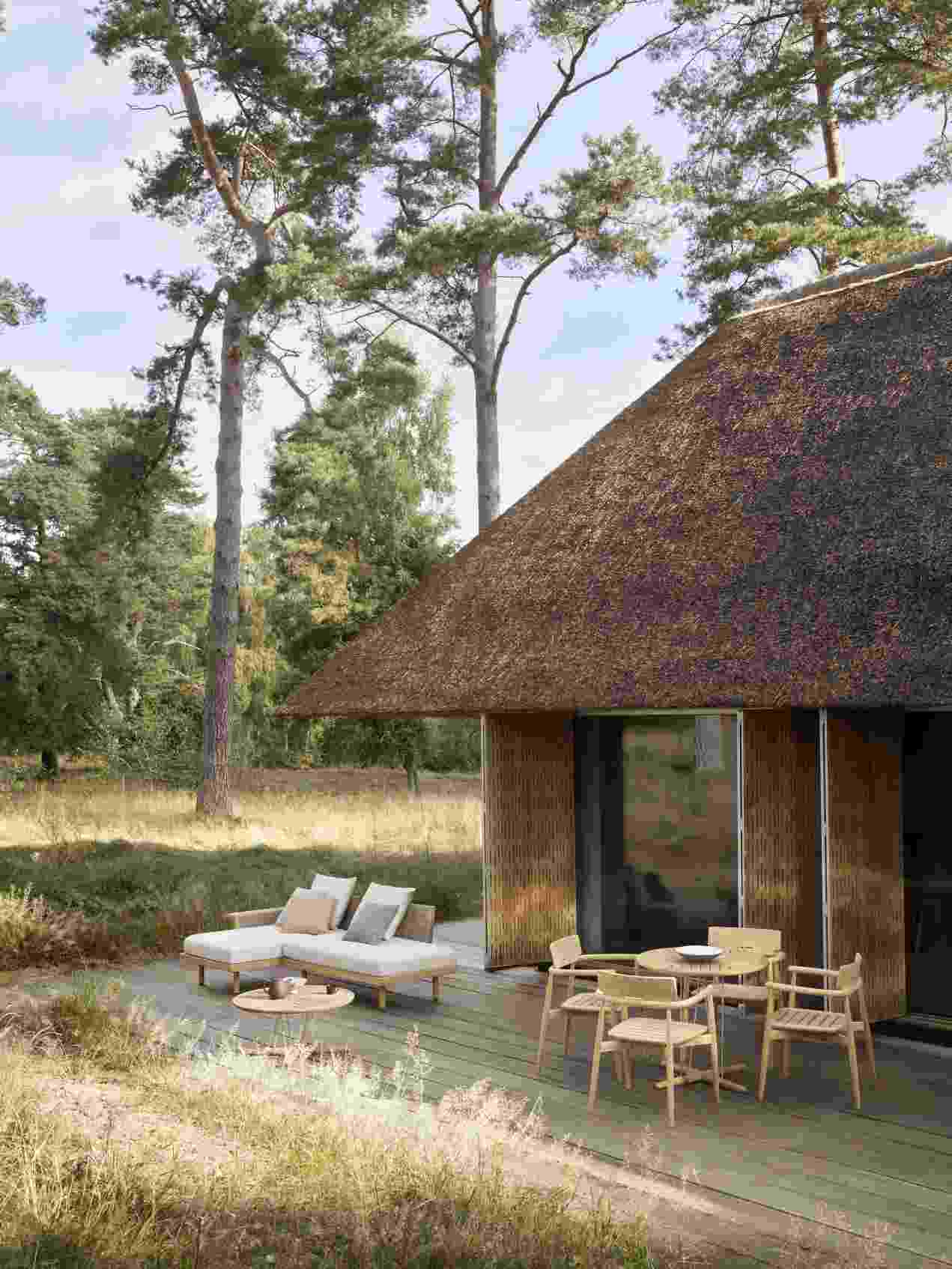 E511 Embrace Sofa Modul von Carl Hansen & Søn im Outdoor-Bereich mit Tisch und Stühlen.