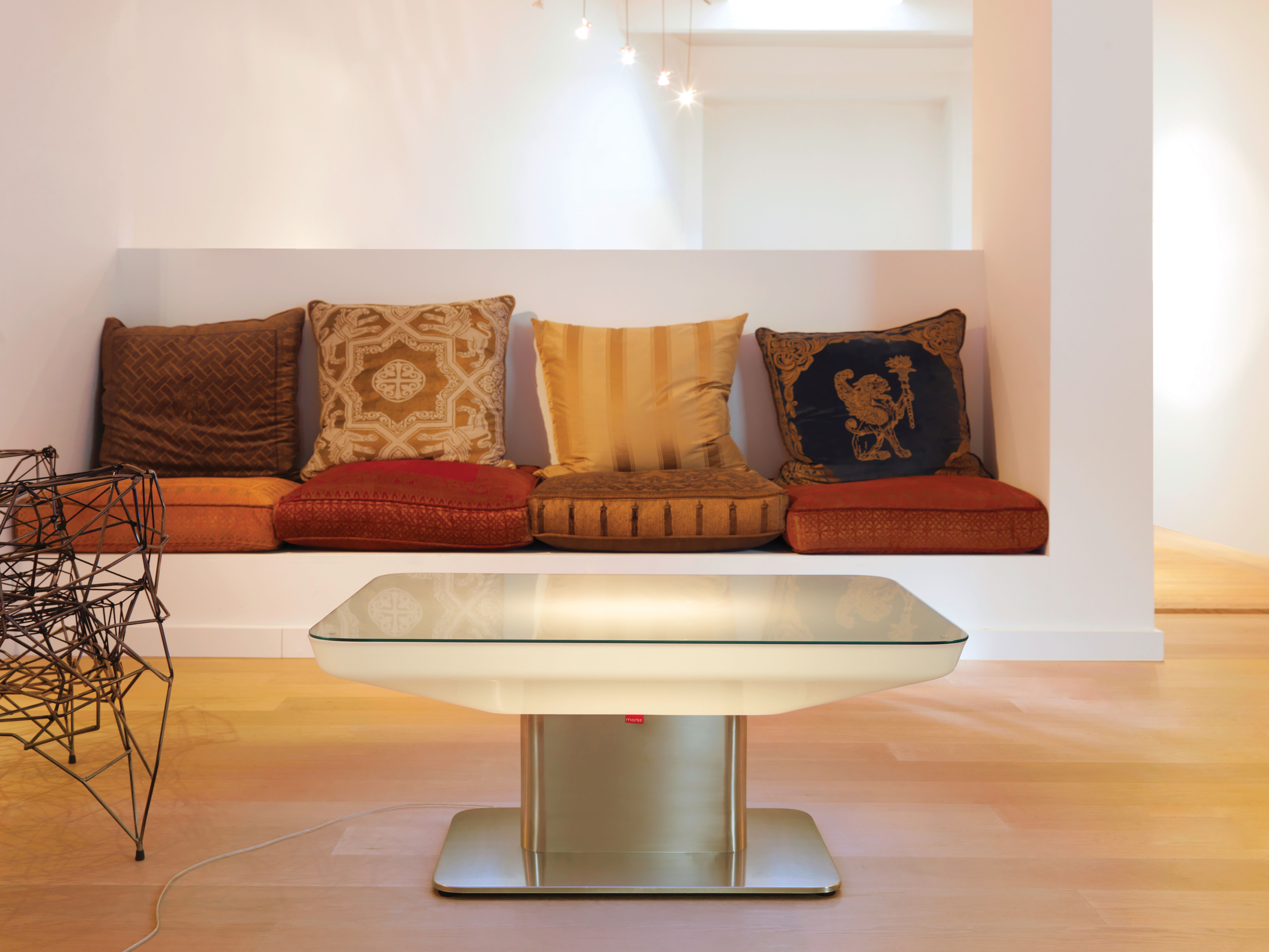 Studio 45 Tisch von Moree: Moderner Indoor-Tisch mit Glasplatte und Beleuchtung im Wohnzimmer.