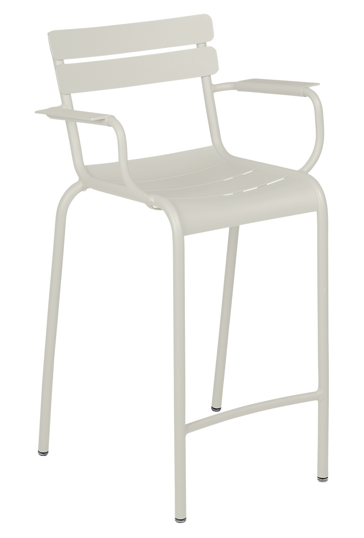 Beiger Fermob Luxembourg Barhocker für den Außenbereich mit Armlehnen und hoher Sitzhöhe.