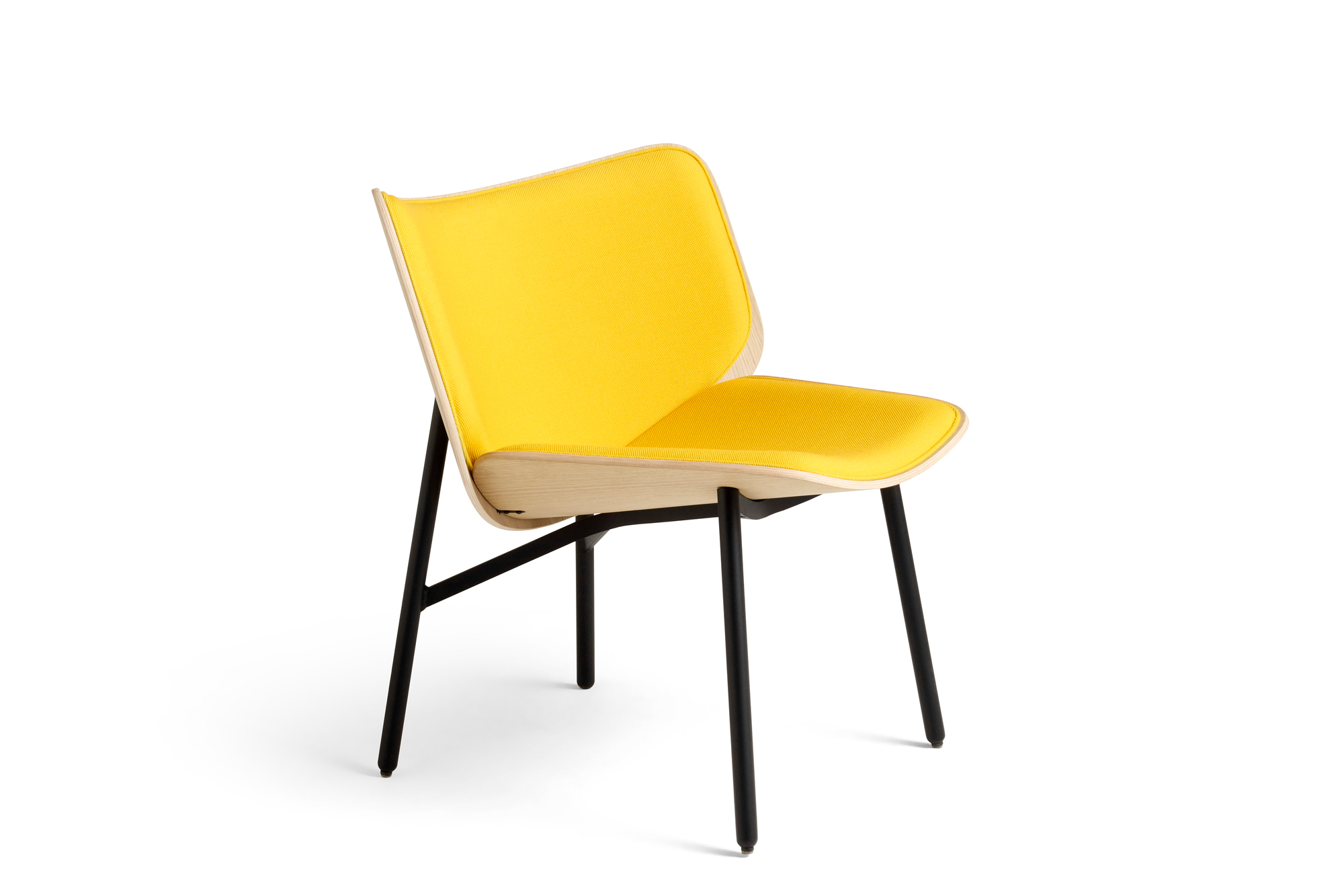 Gelber Hay Dapper Lounge Chair Sessel mit Holzrahmen und schwarzen Beinen.