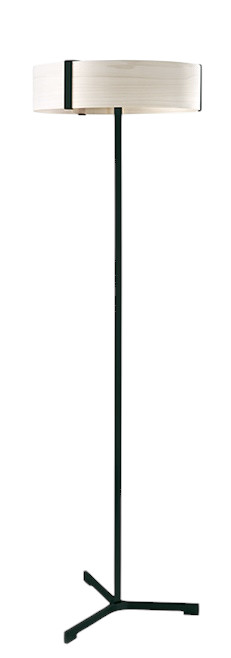 Thesis Floor LED Stehleuchte von LZF Lamps mit rundem Lampenschirm aus Holzfurnier und schwarzem Metallfuß.