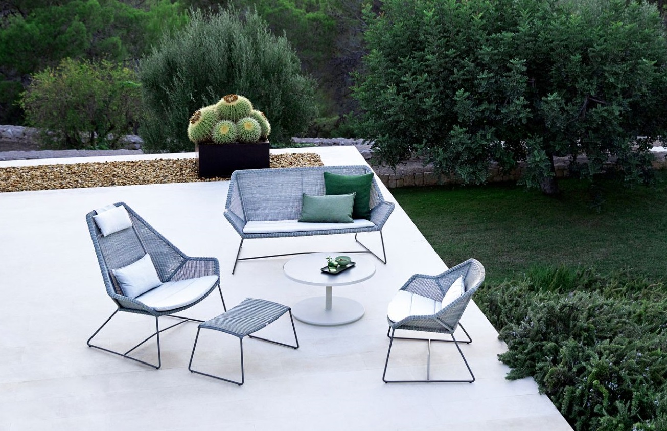 Graue Outdoor-Lounge-Gruppe mit Sofa, Sessel, Hocker und Tisch für Garten und Terrasse.