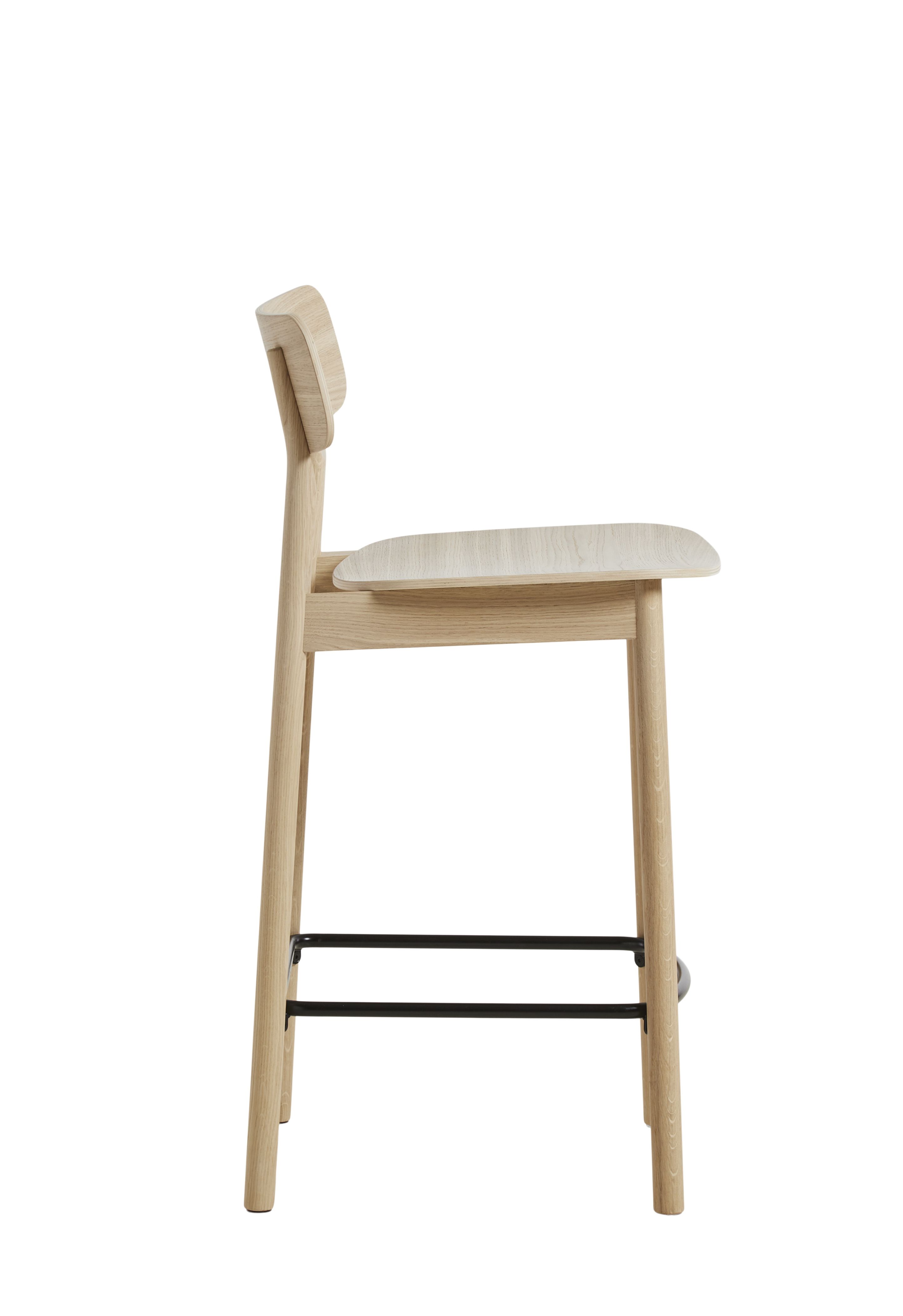 Soma Thekenstuhl von Woud, Eiche weiß pigmentiert, Seitenansicht. Moderner Barhocker aus Holz.