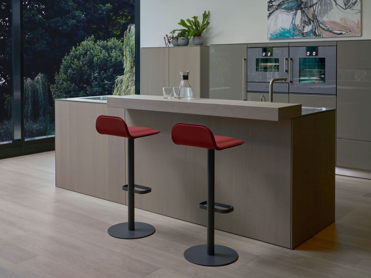 Anthrazitfarbener Dave Barhocker mit weinrotem Sitzpolster von Moree an einer Kücheninsel.