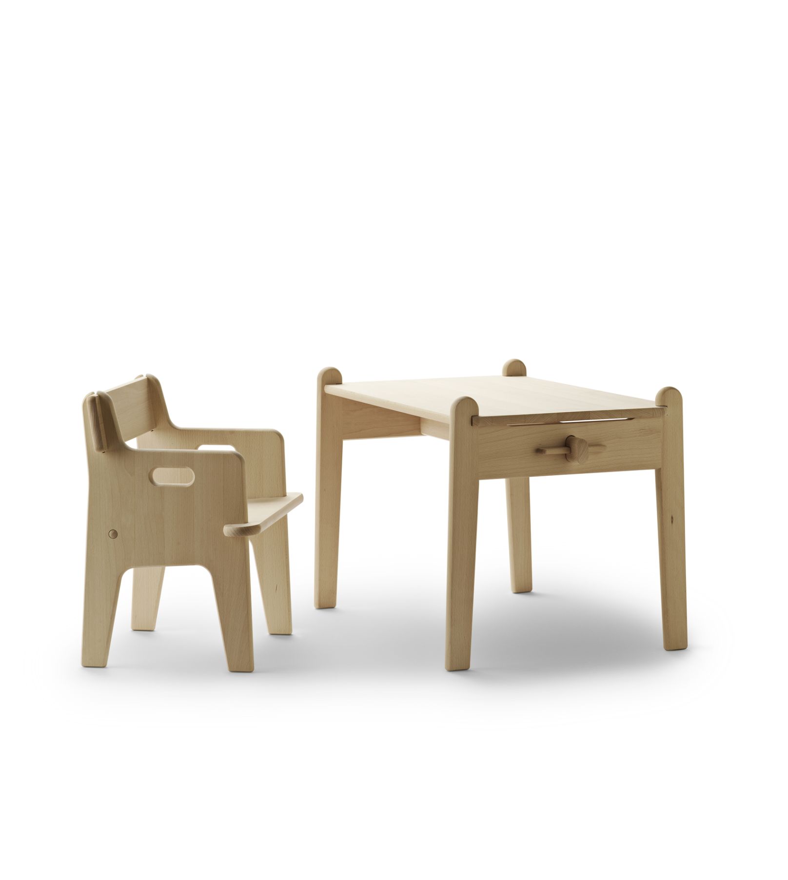 CH410 Kinderstuhl von Carl Hansen & Søn mit passendem Holztisch für Kinder.