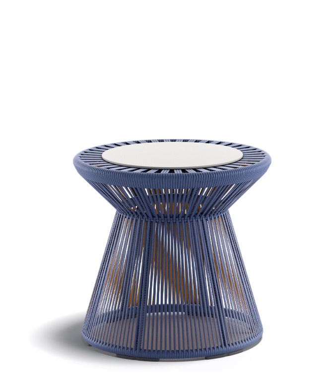 Blauer Cirql Nu Beistelltisch von Dedon für den Außenbereich mit runder, heller Tischplatte.