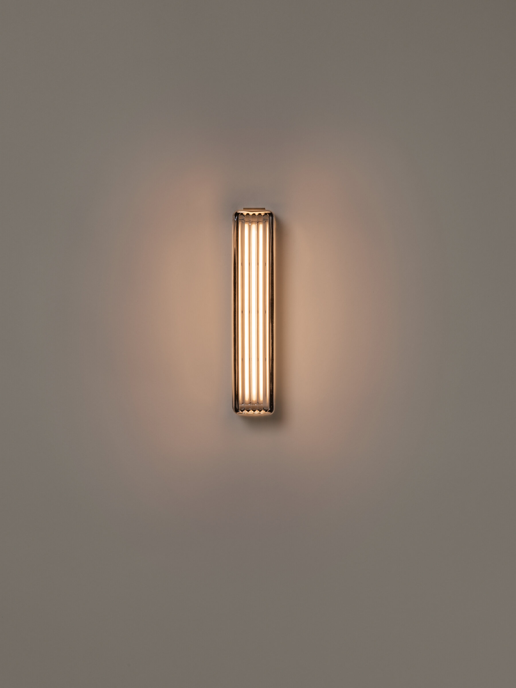 Estadio Singular Wandleuchte von Santa & Cole, weiße, rechteckige Innenleuchte mit warmem Licht.