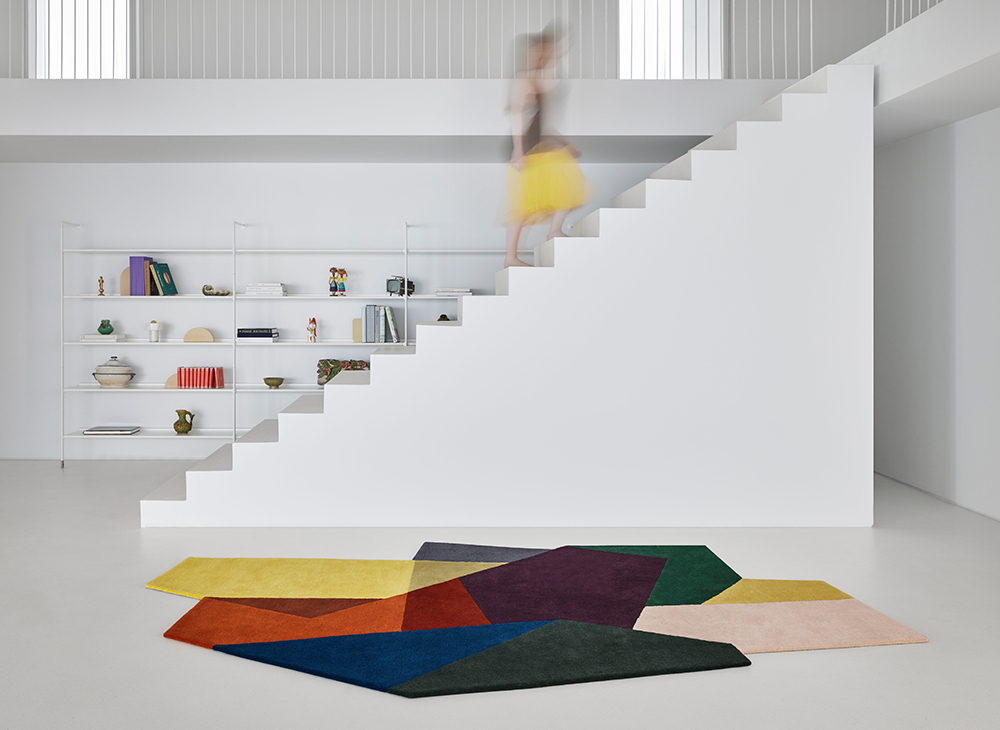 Loko Rug Teppich Colour Gan: Moderner, farbenfroher Teppich mit geometrischen Formen in minimalistischem, weißem Raum.