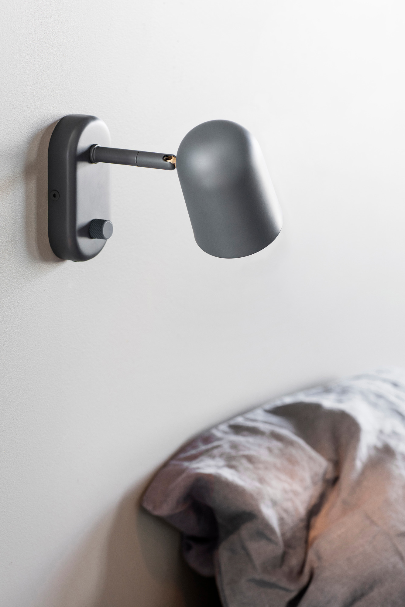 Dunkelgraue Buddy Wall Wandleuchte von Northern, modernes Design für Schlafzimmer und Wohnraum, einzeln erhältlich.