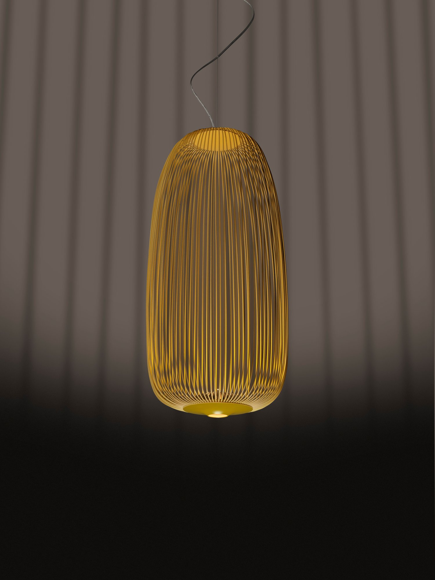 Nahaufnahme der Foscarini Spokes Pendelleuchte in Kupfer, modernes Design mit filigranen Metallstreben.