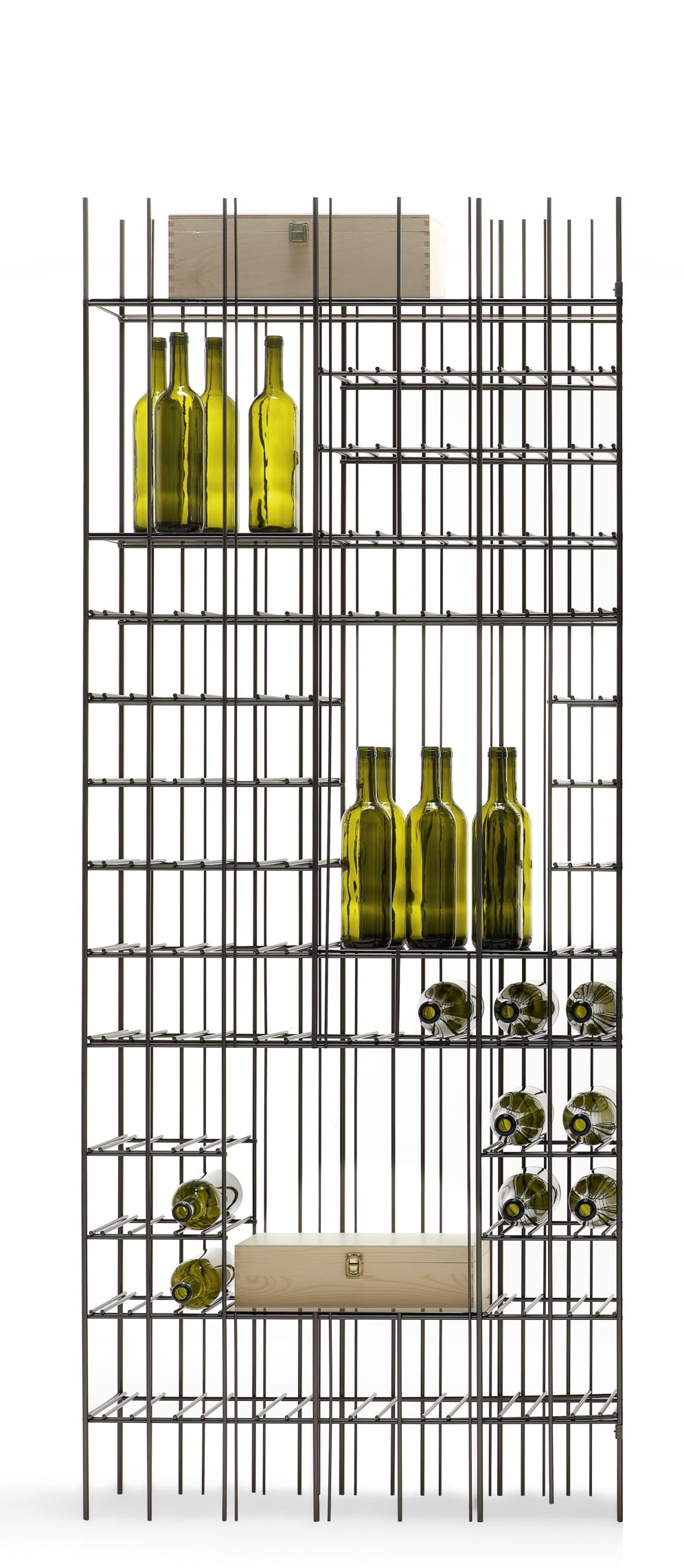 Metrica A Wine Weinregal von Mogg mit grünen Flaschen und Holzkisten im modernen Design.