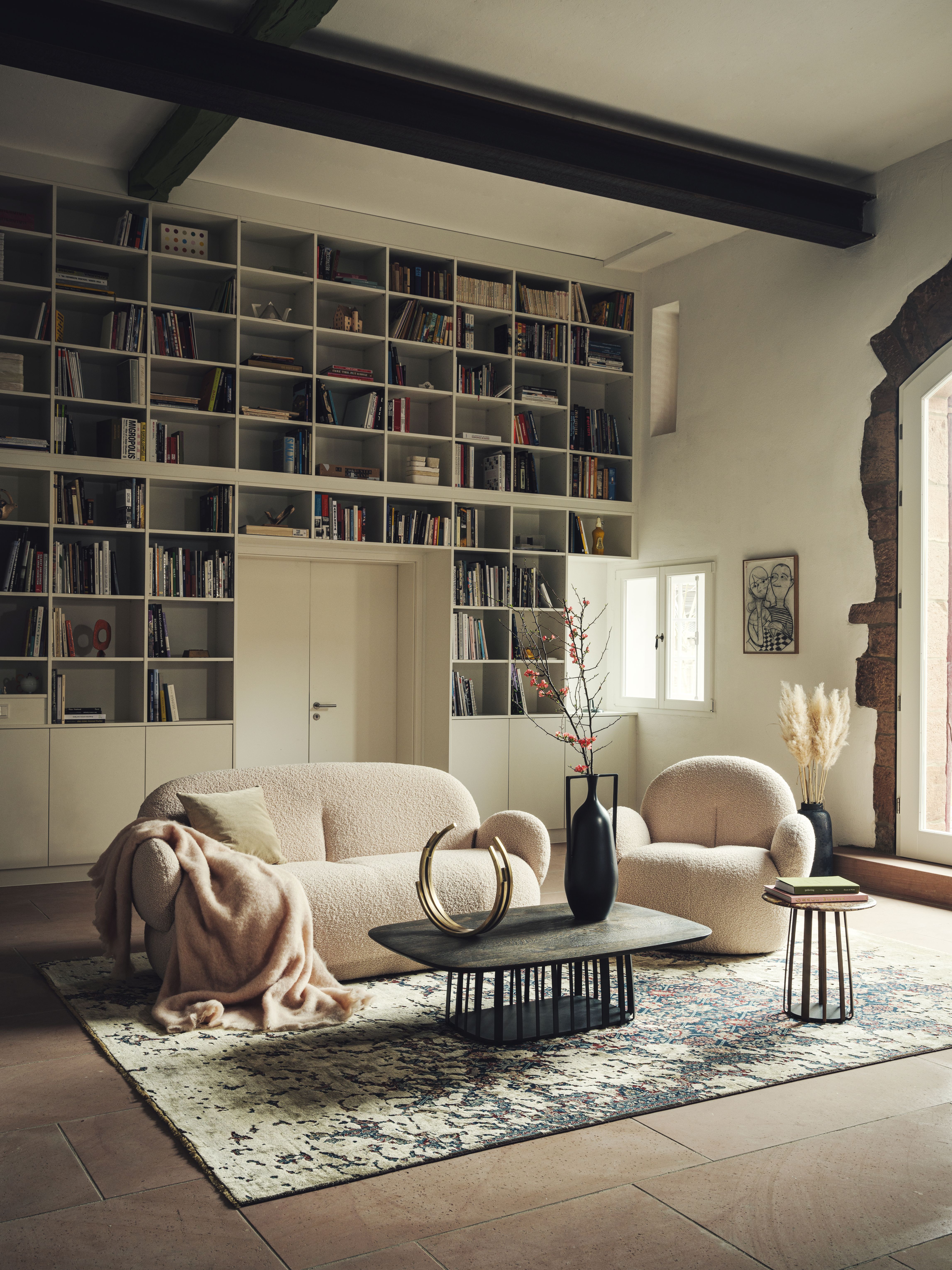 Wohnzimmer mit beigem Nana Love Seat Sofa und Sessel von Freifrau Manufaktur.