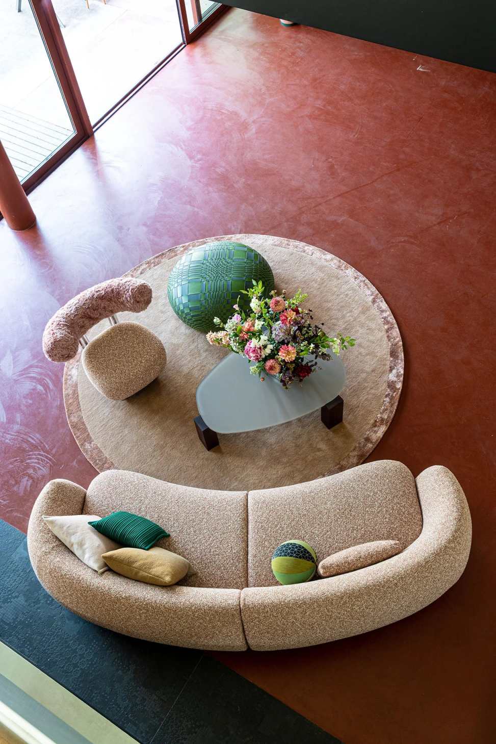 Beige Pacific Sofa von Moroso mit Kissen und Dekoration auf einem runden Teppich.